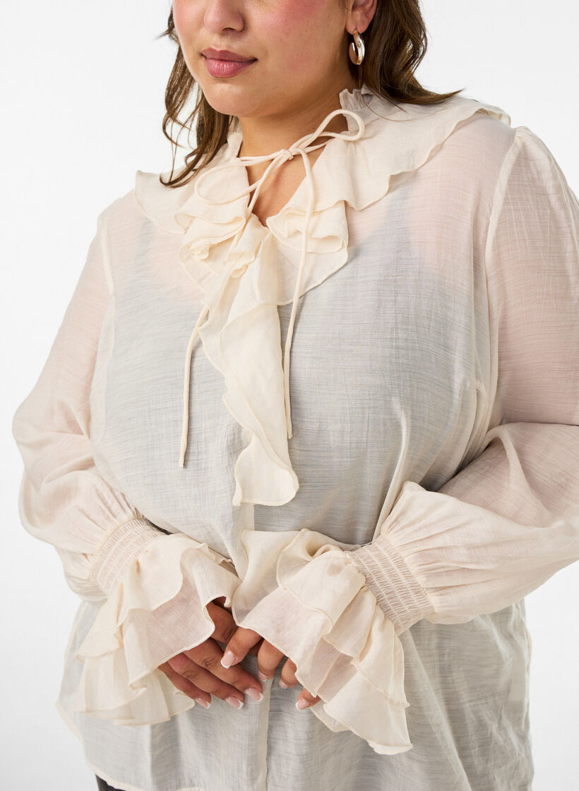 Blus i viskos med volanger och l&aring;nga &auml;rmar, Vanilla, Model image number 3