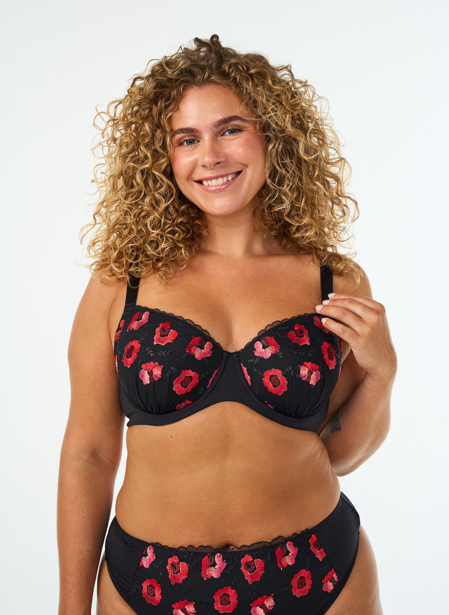 ZizziVadderad bygel-BH med blommigt broderi, Svart, Model image number 0
