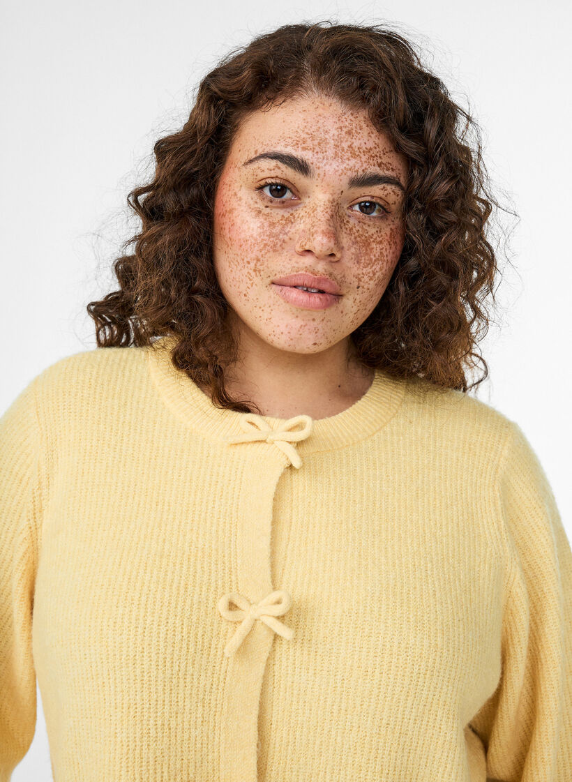 Kort&auml;rmad stickad kofta med rosetter, Gul, Model image number 3