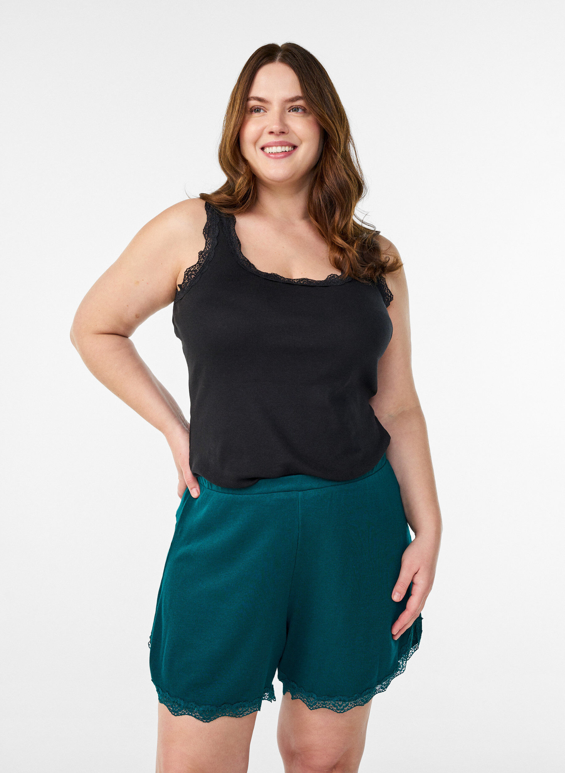 Zizzi L&ouml;sa nattshorts med ribbstickad textur och spetskant, Gr&ouml;n, Model image number 0