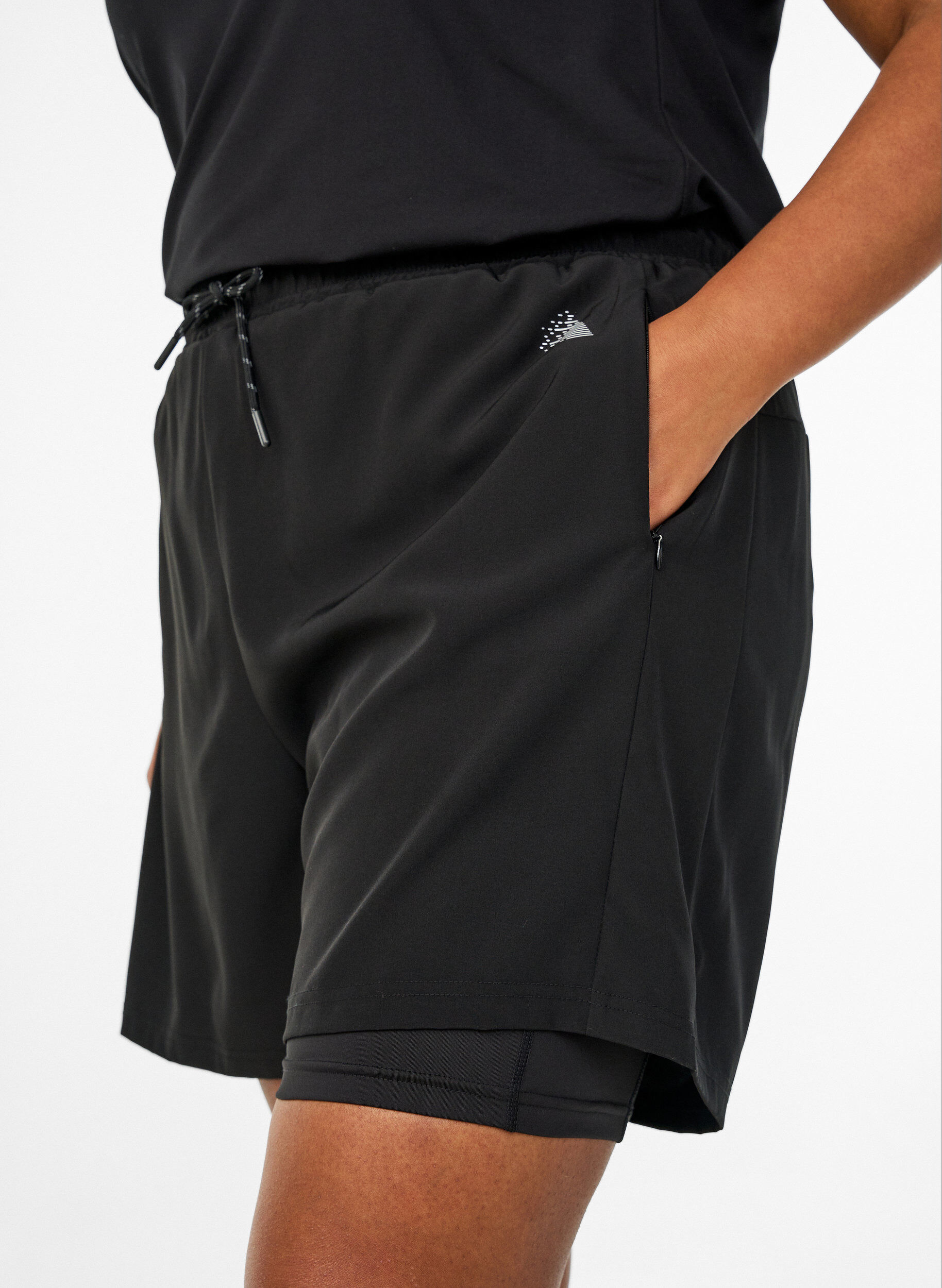 Zizzi Tr&auml;ningsshorts med innershorts och en mobilficka, Svart, Model image number 3