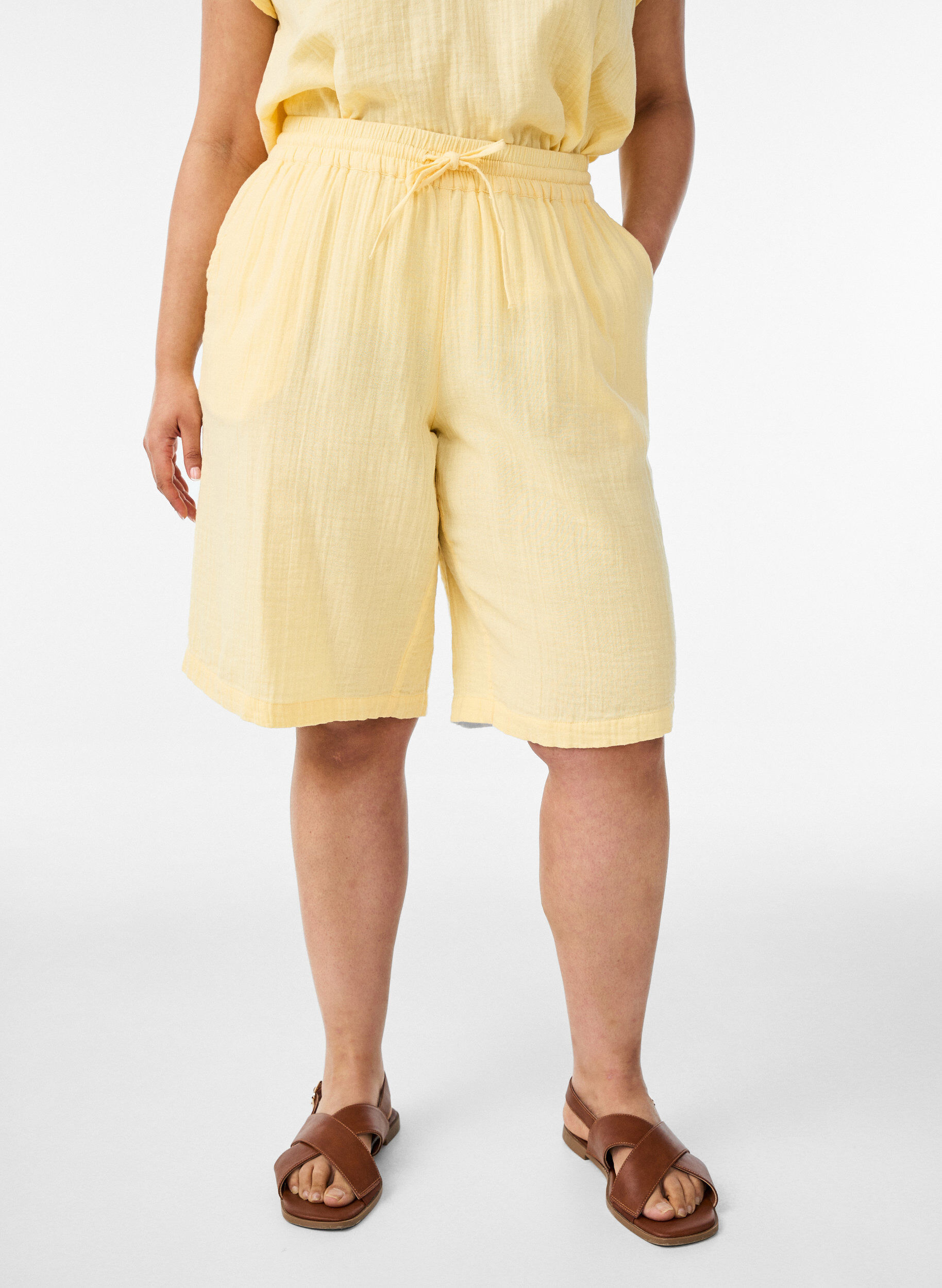 ZizziL&ouml;sa shorts i bomullsmuslin med h&ouml;g midja, Gul, Model image number 0