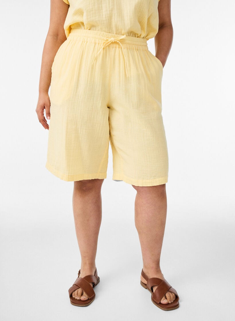 L&ouml;sa shorts i bomullsmuslin med h&ouml;g midja, Gul, Model image number 0