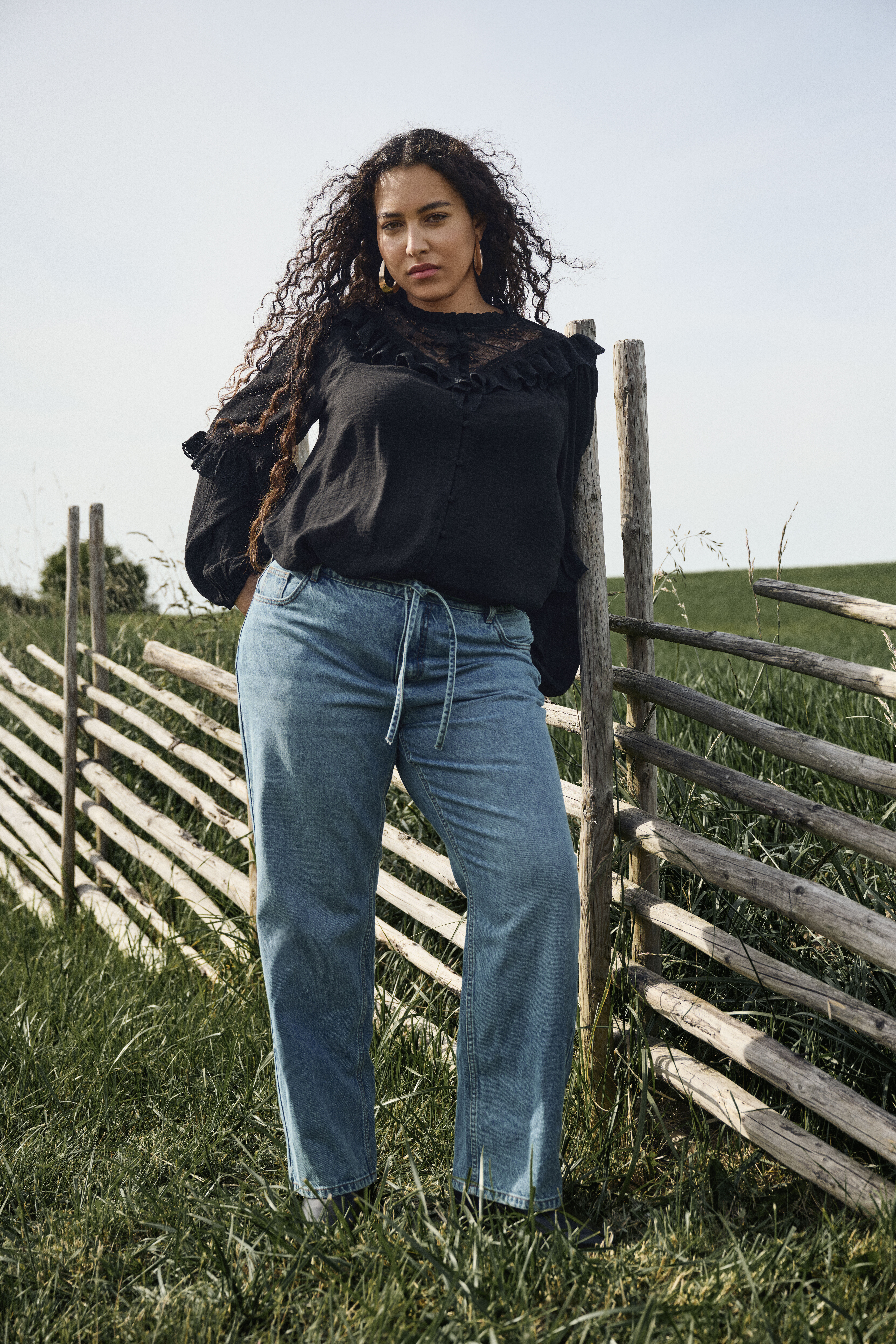 Svart blus med volanger och spets, , Model