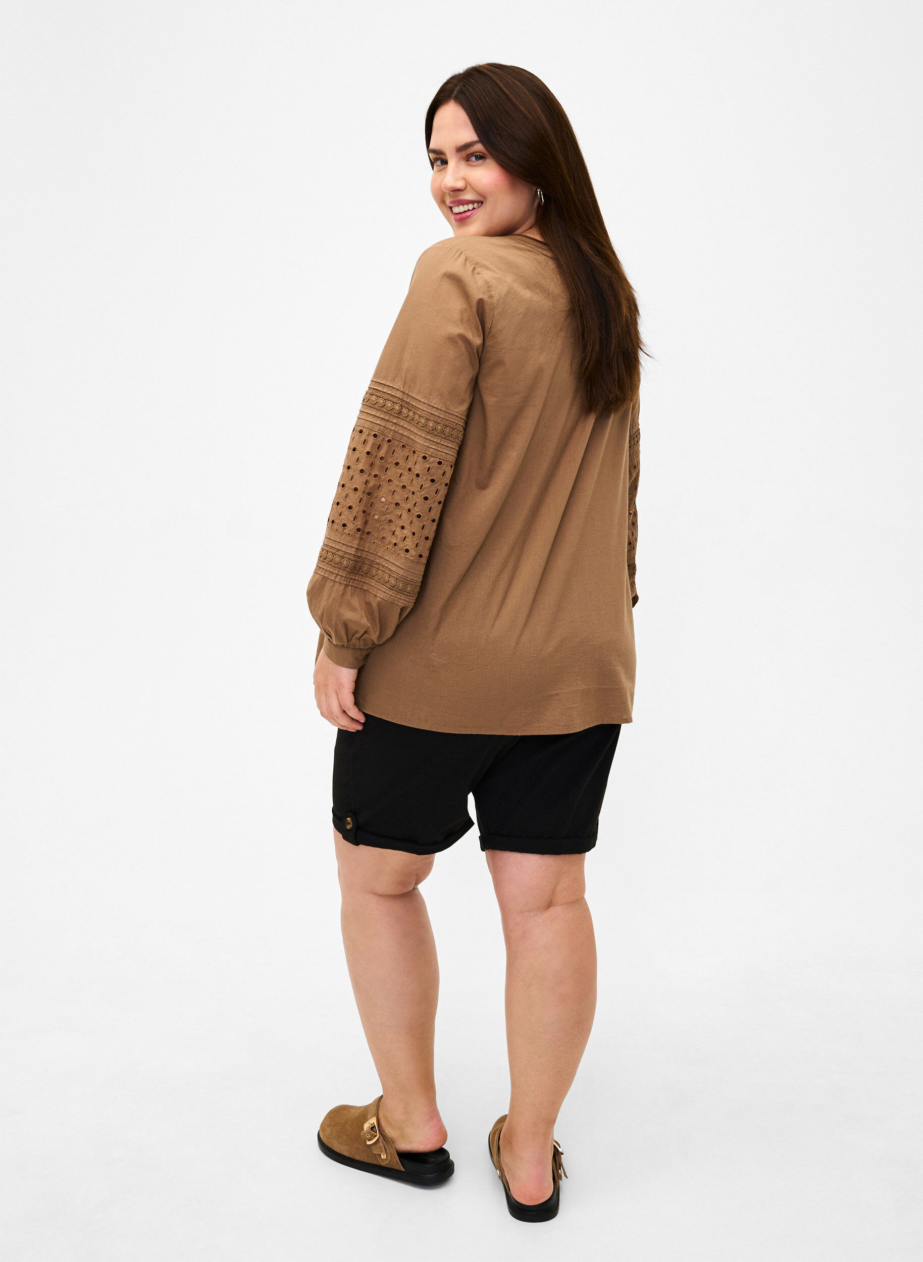 Zizzi Chinoshorts med fickor, Black, Model image number 1