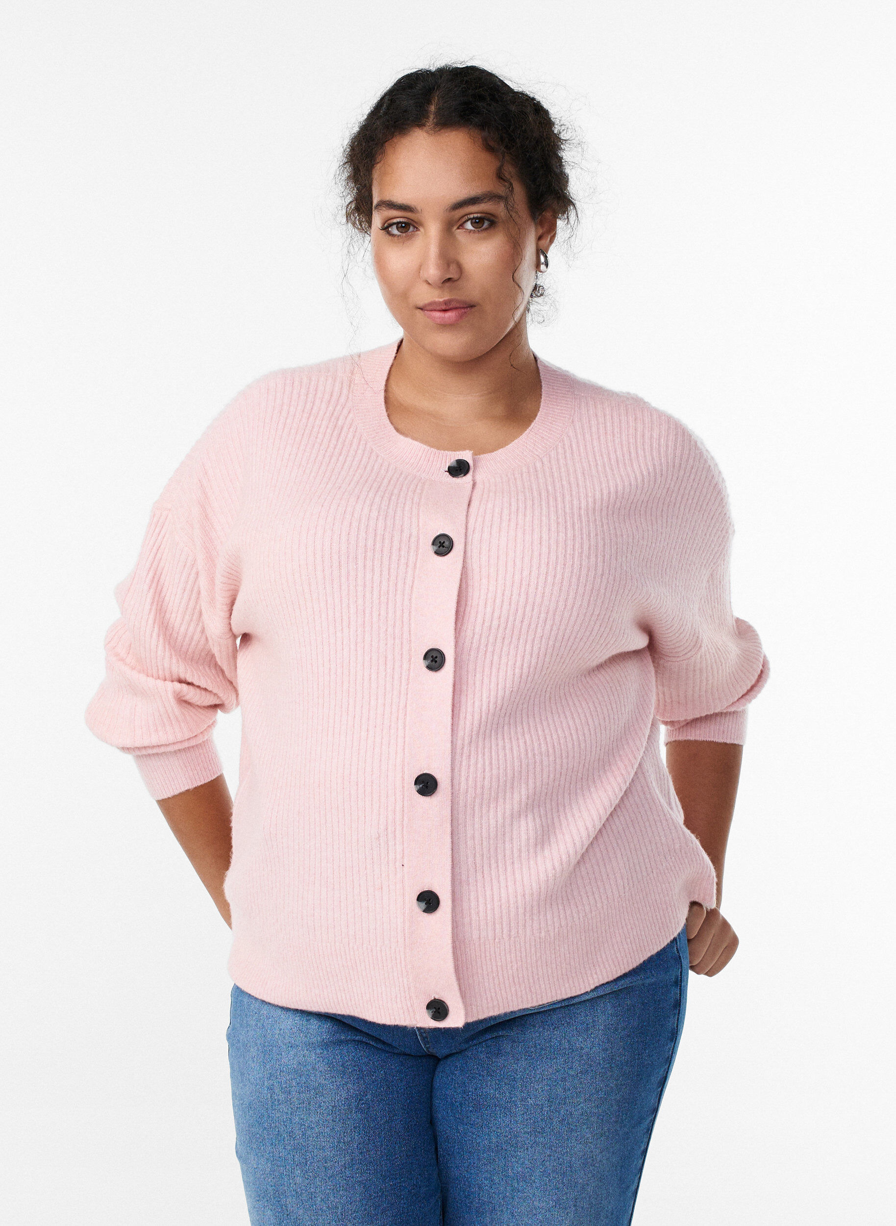Ribbstickad kofta med knappar, Rosa, Model