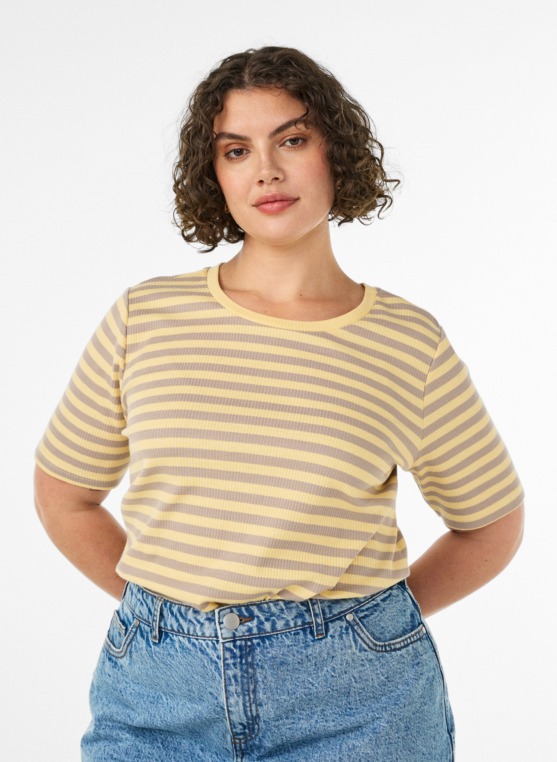 Randig t-shirt med ribbad struktur, Gul, Model