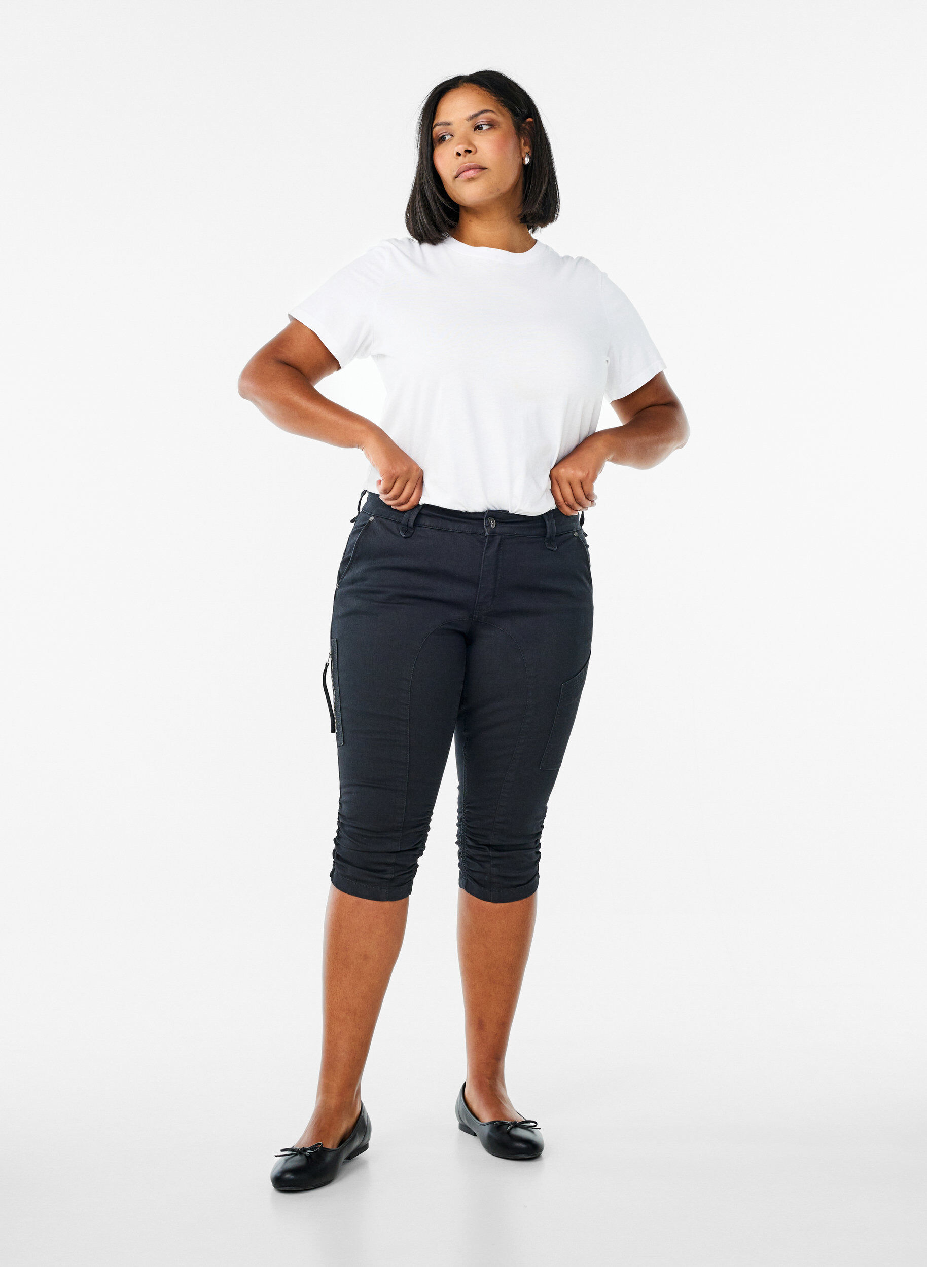 Caprijeans med smal passform och fickor, Svart, Model