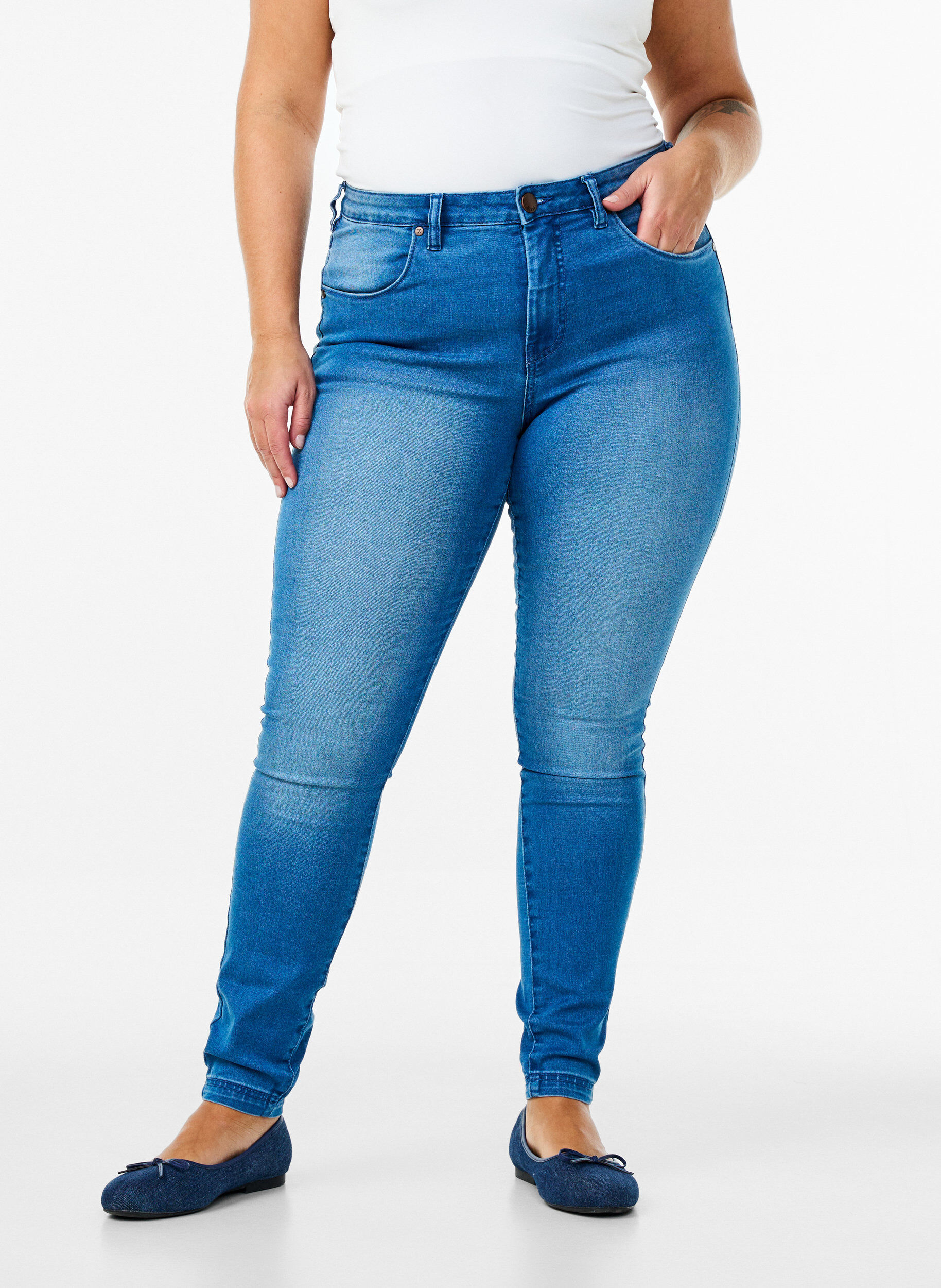 ZizziSuper slim Amy jeans med h&ouml;g midja, Light blue, Model image number 2
