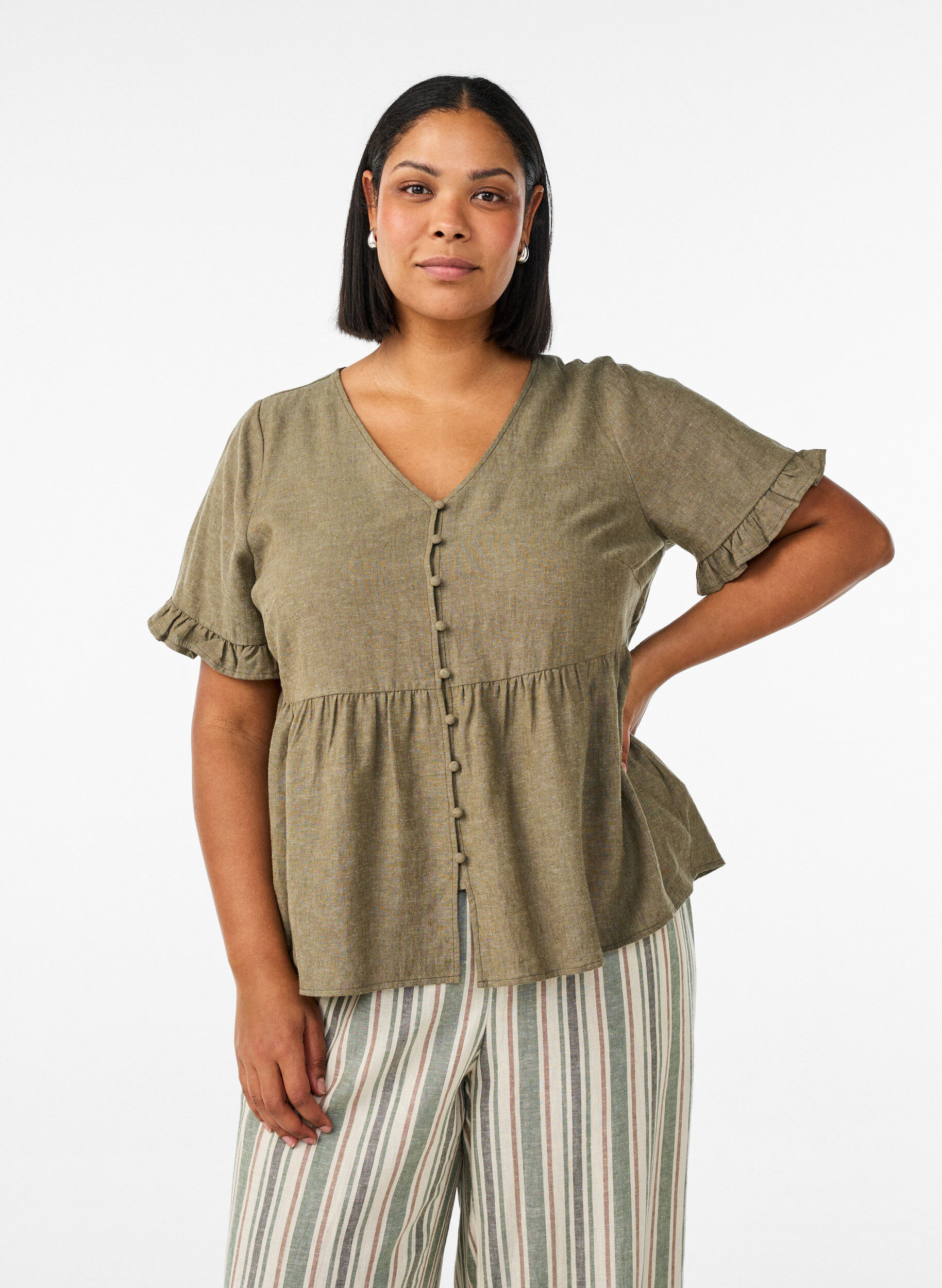Blus i linne och viskos med v-ringning och kn&auml;ppning, Gr&ouml;n, Model