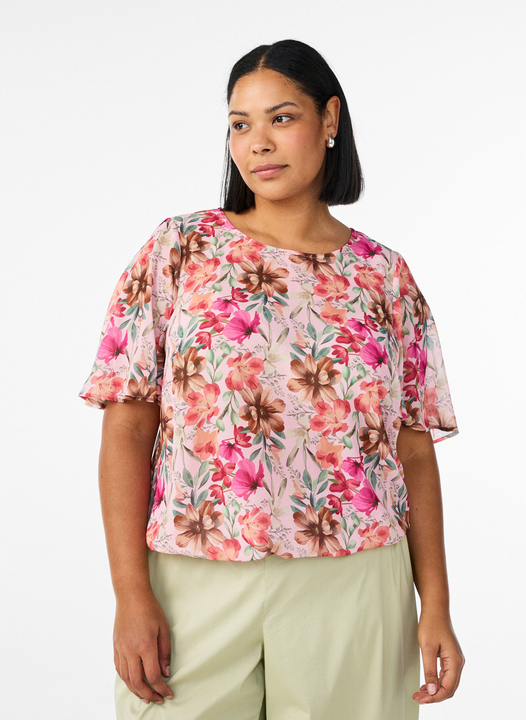 Blus i blommigt med korta &auml;rmar och smock, Rosa, Model