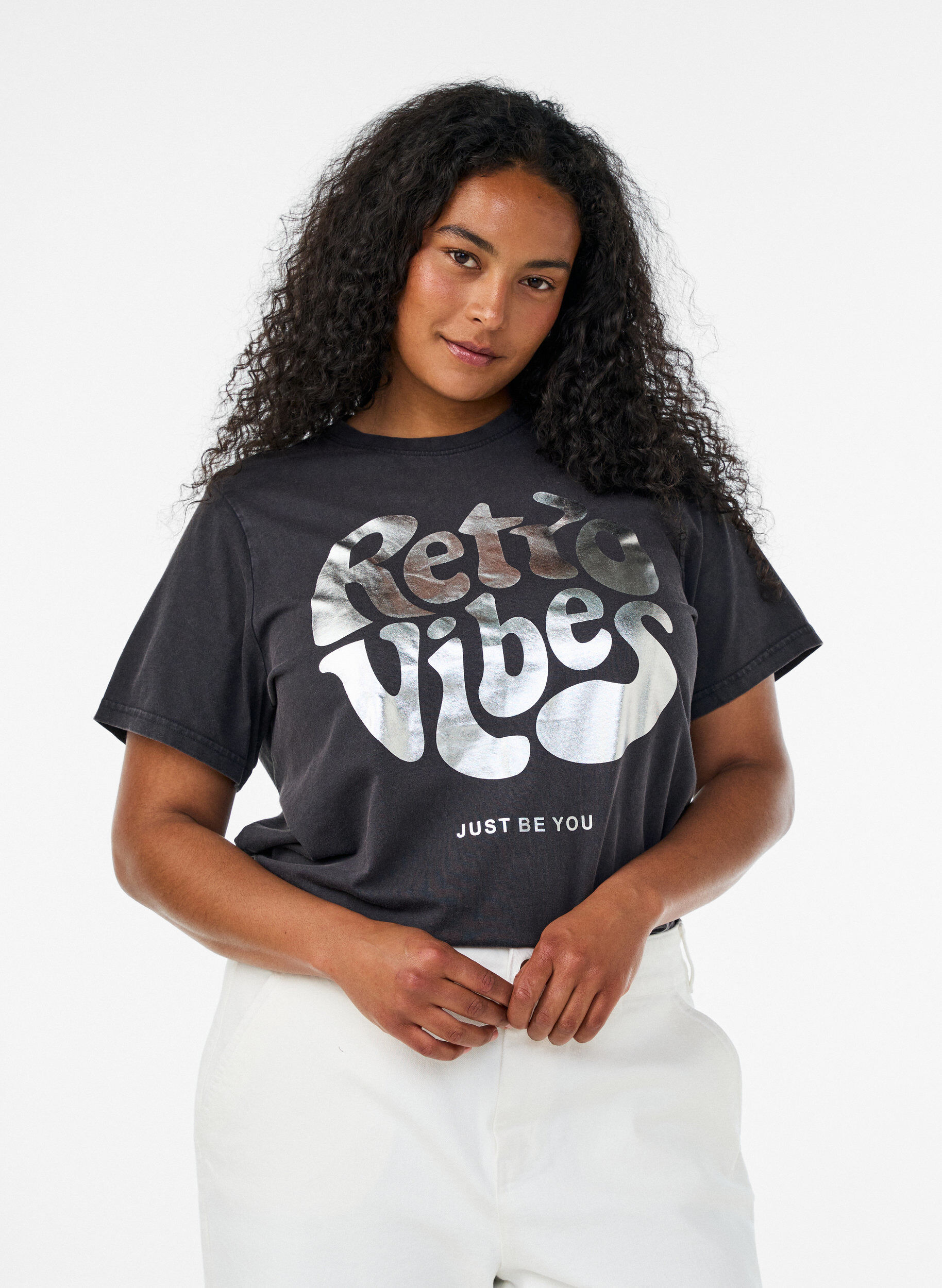 T-shirt i ekologisk bomull med grafiskt tryck, Svart, Model
