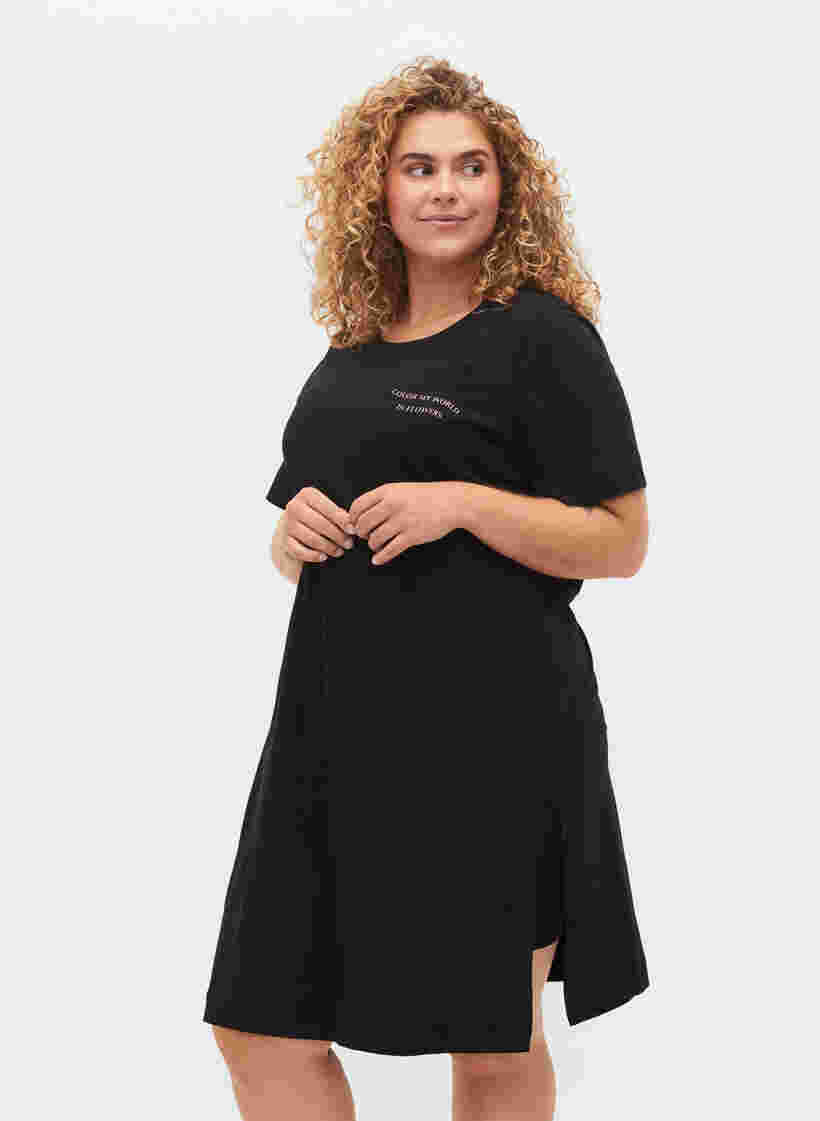 Lång t-shirt av bomull med tryckdetaljer, Black, Model