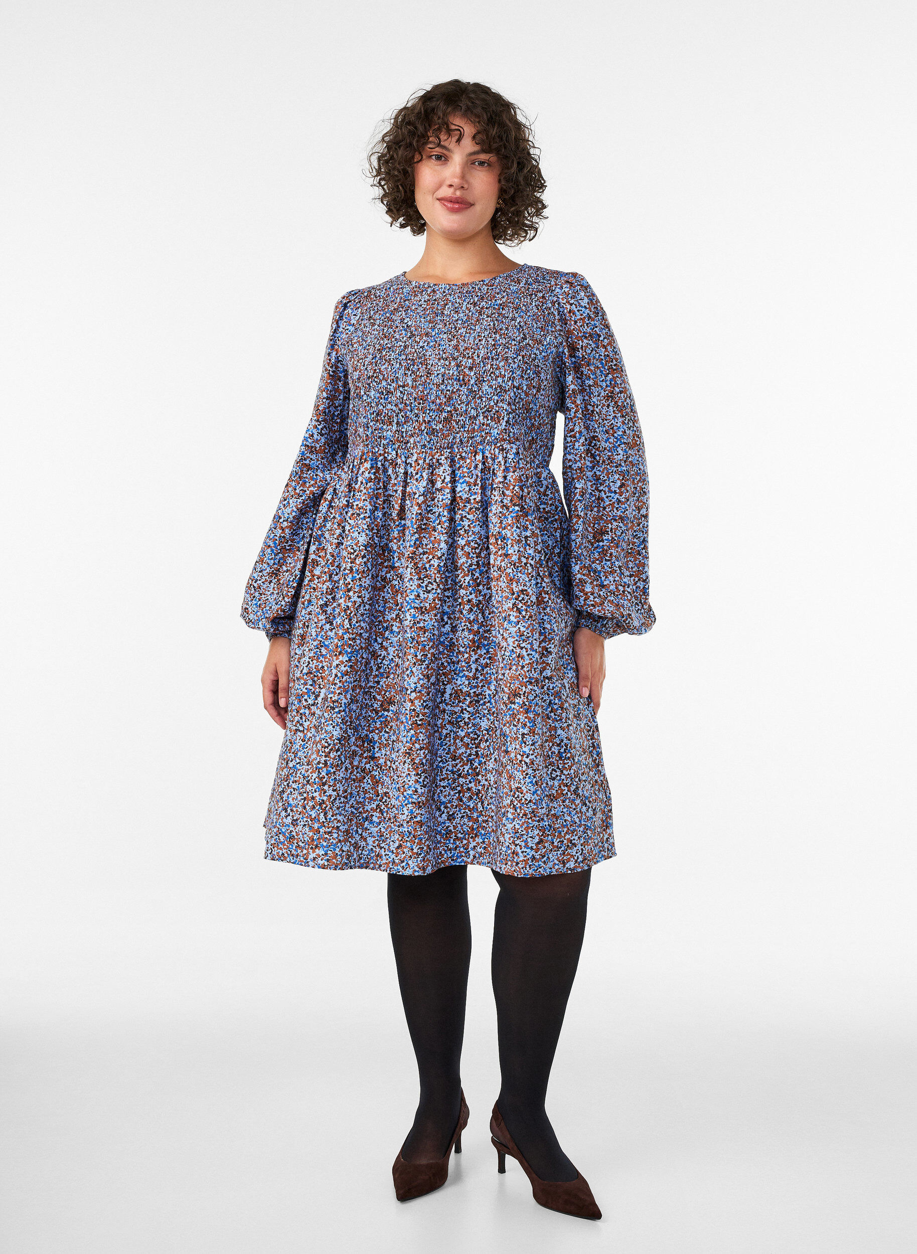 ZizziKl&auml;nning i viskos med smock och helt&auml;ckande m&ouml;nster, Bl&aring;, Model image number 1