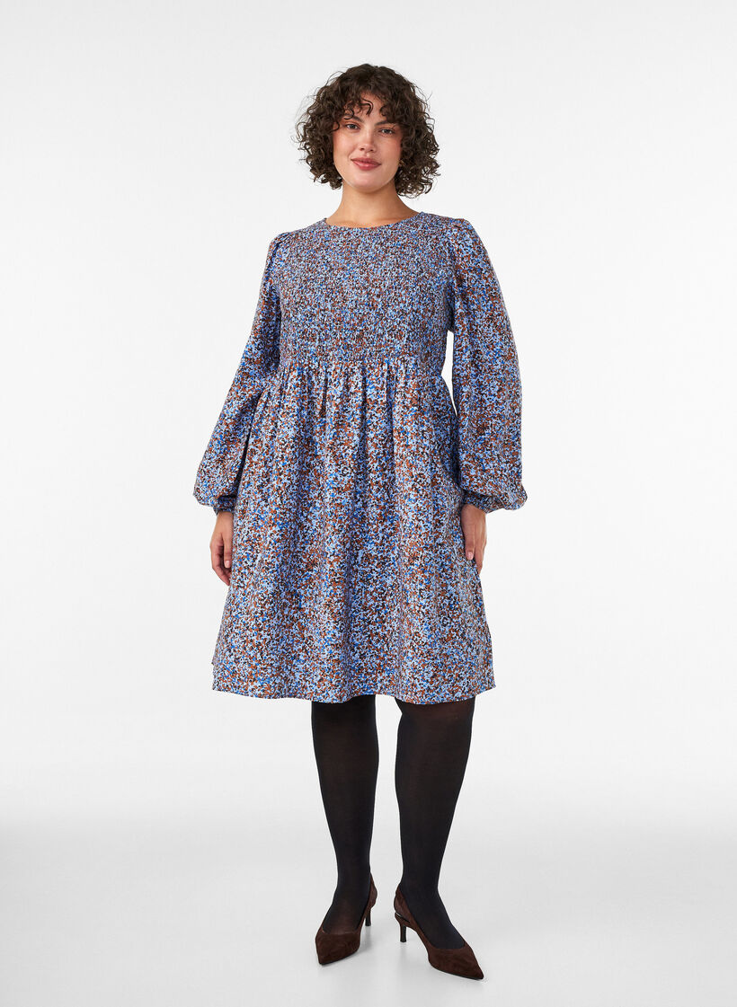 Kl&auml;nning i viskos med smock och helt&auml;ckande m&ouml;nster, Bl&aring;, Model image number 1