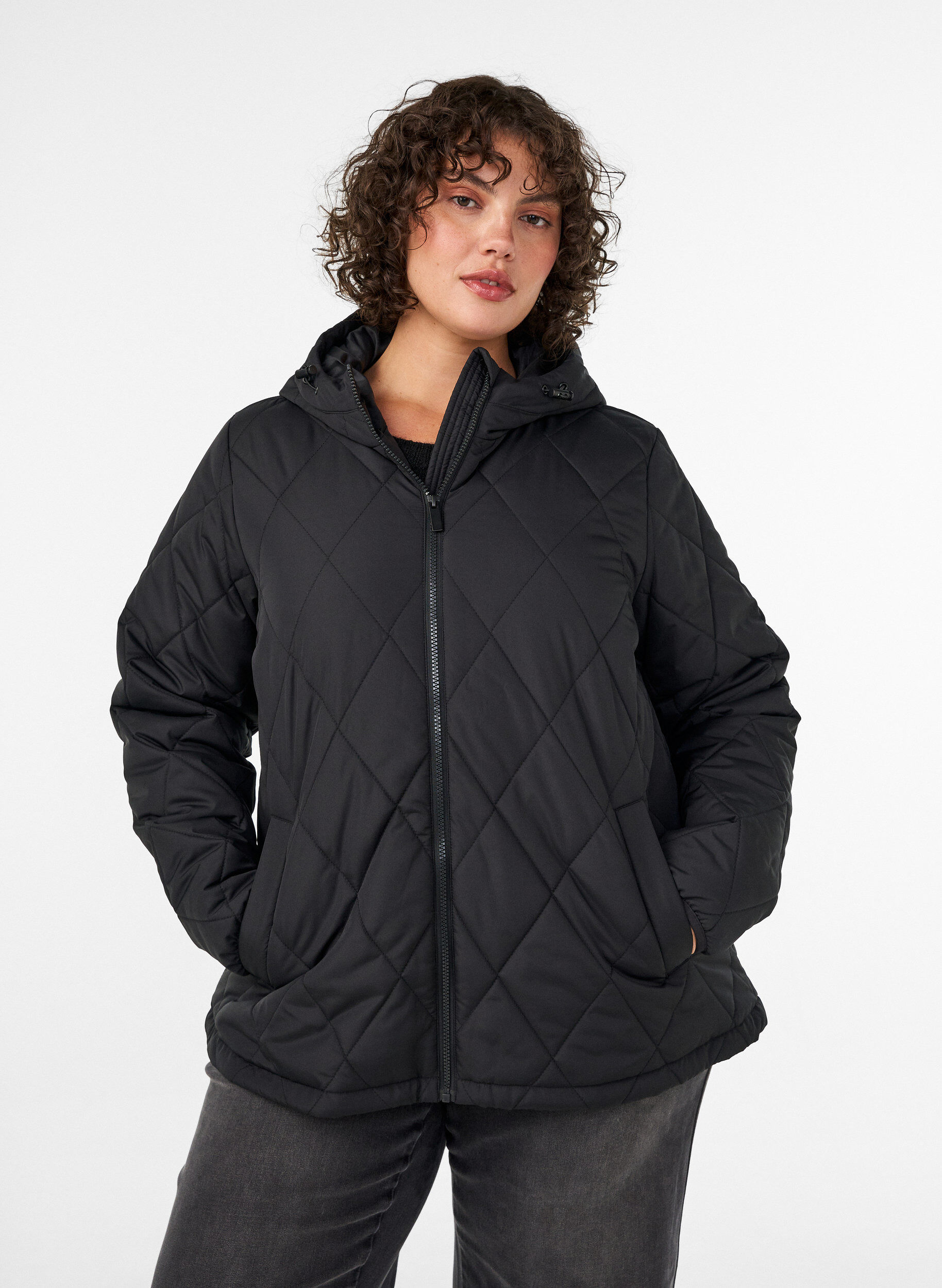 ZizziL&auml;tt vadderad jacka med diamantquilt, Svart, Model image number 0
