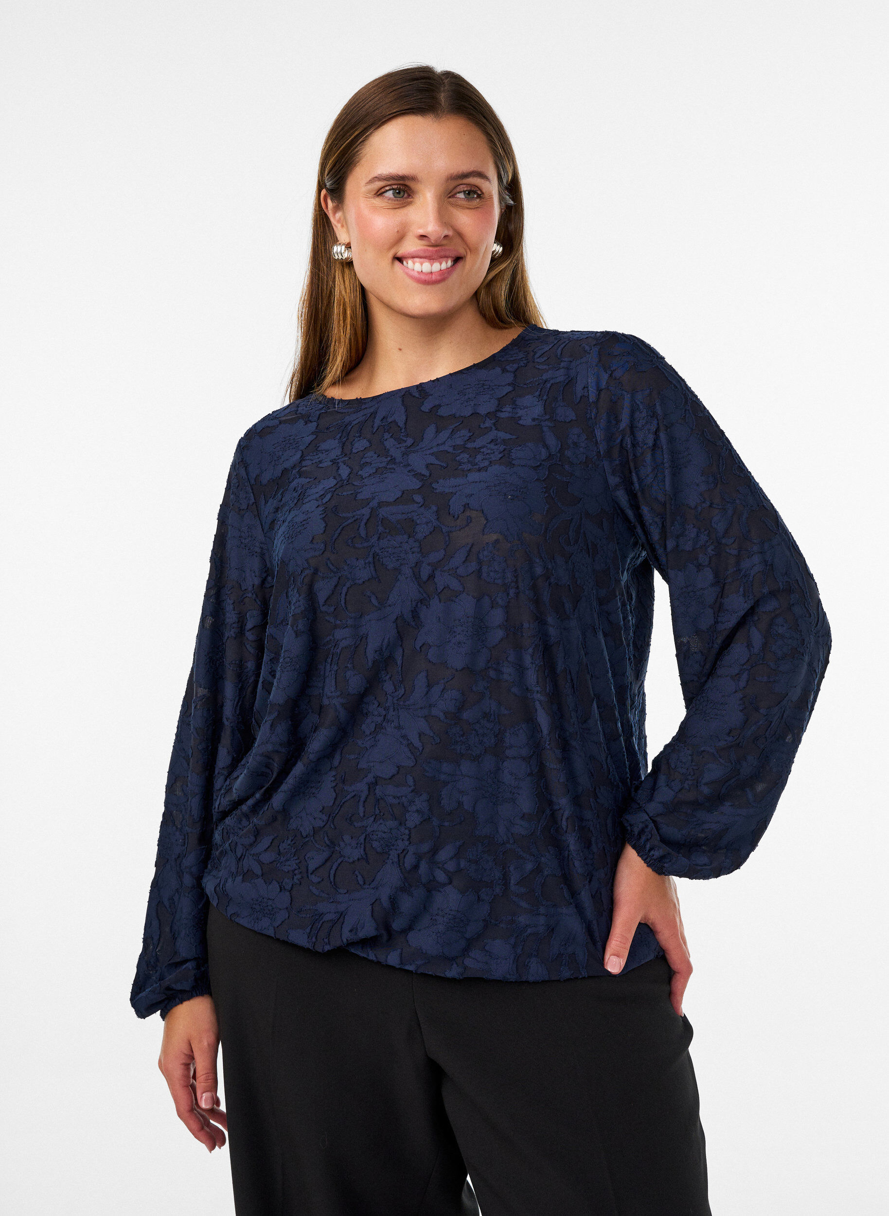 Skir blus med blommig textur och l&aring;nga &auml;rmar, Bl&aring;, Model