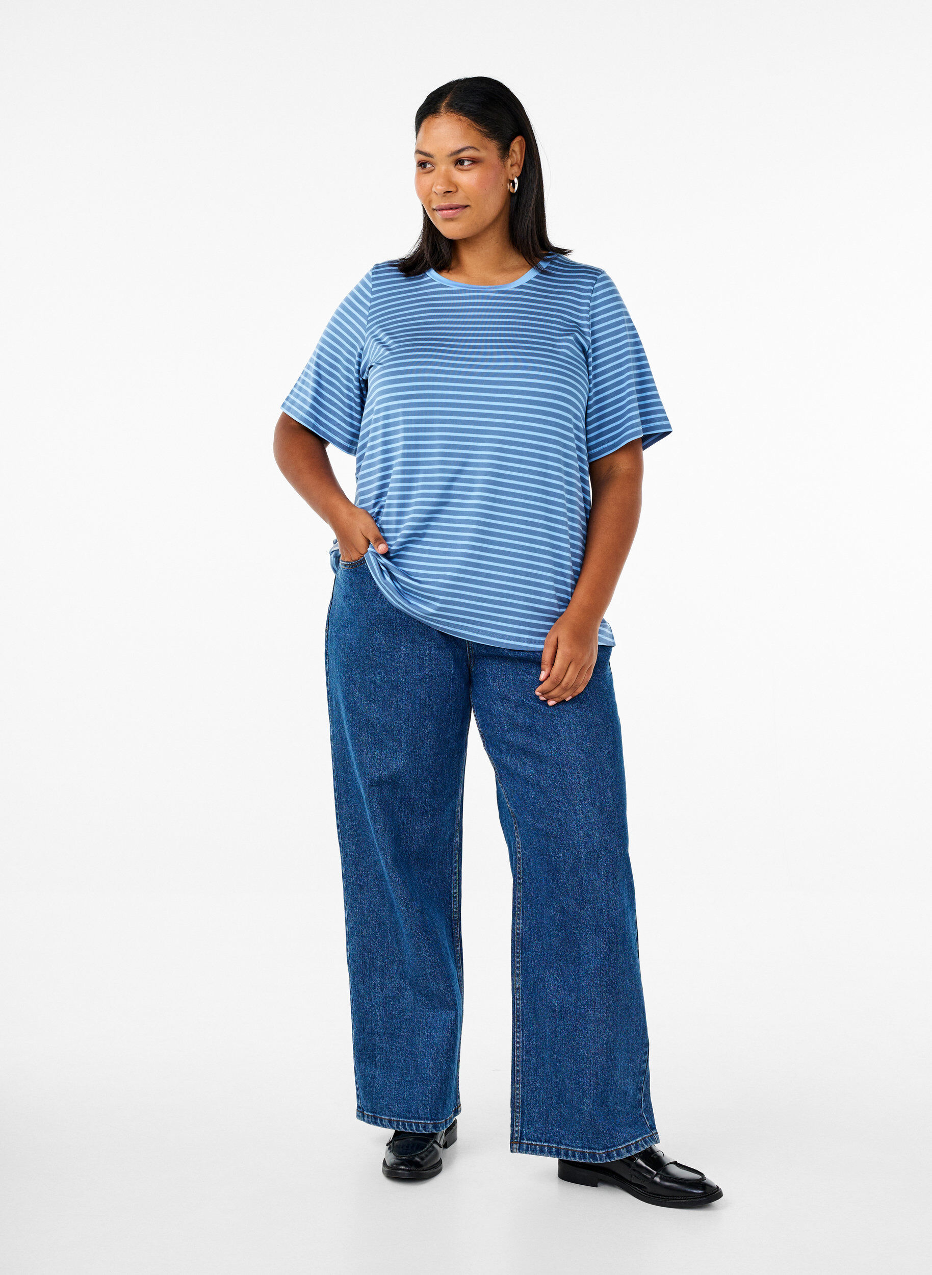 Zizzi T-shirt med TENCEL&trade; Lyocell och r&auml;nder, Bl&aring;, Model image number 1