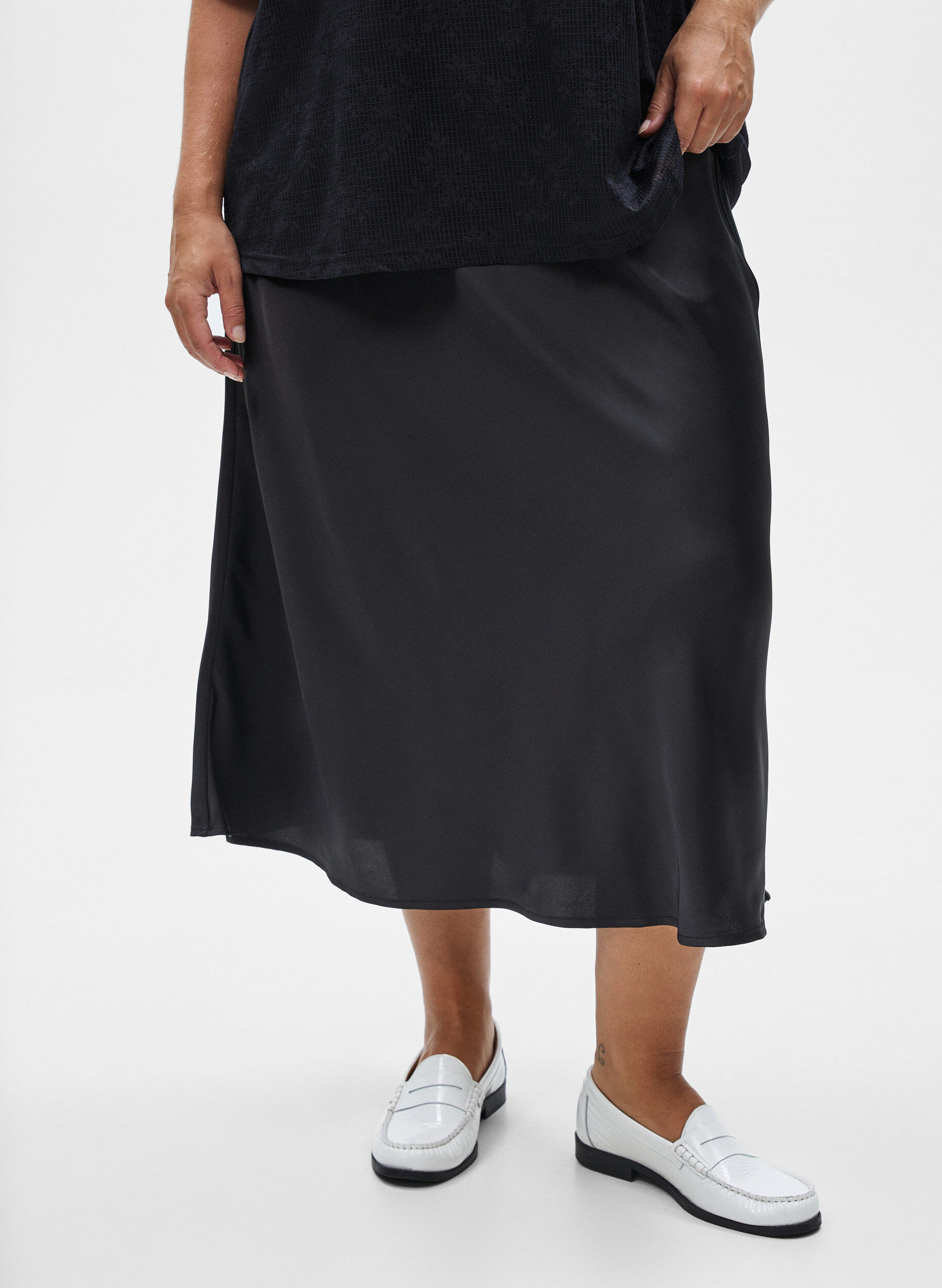 ZizziMidikjol i satin, Svart, Model image number 3