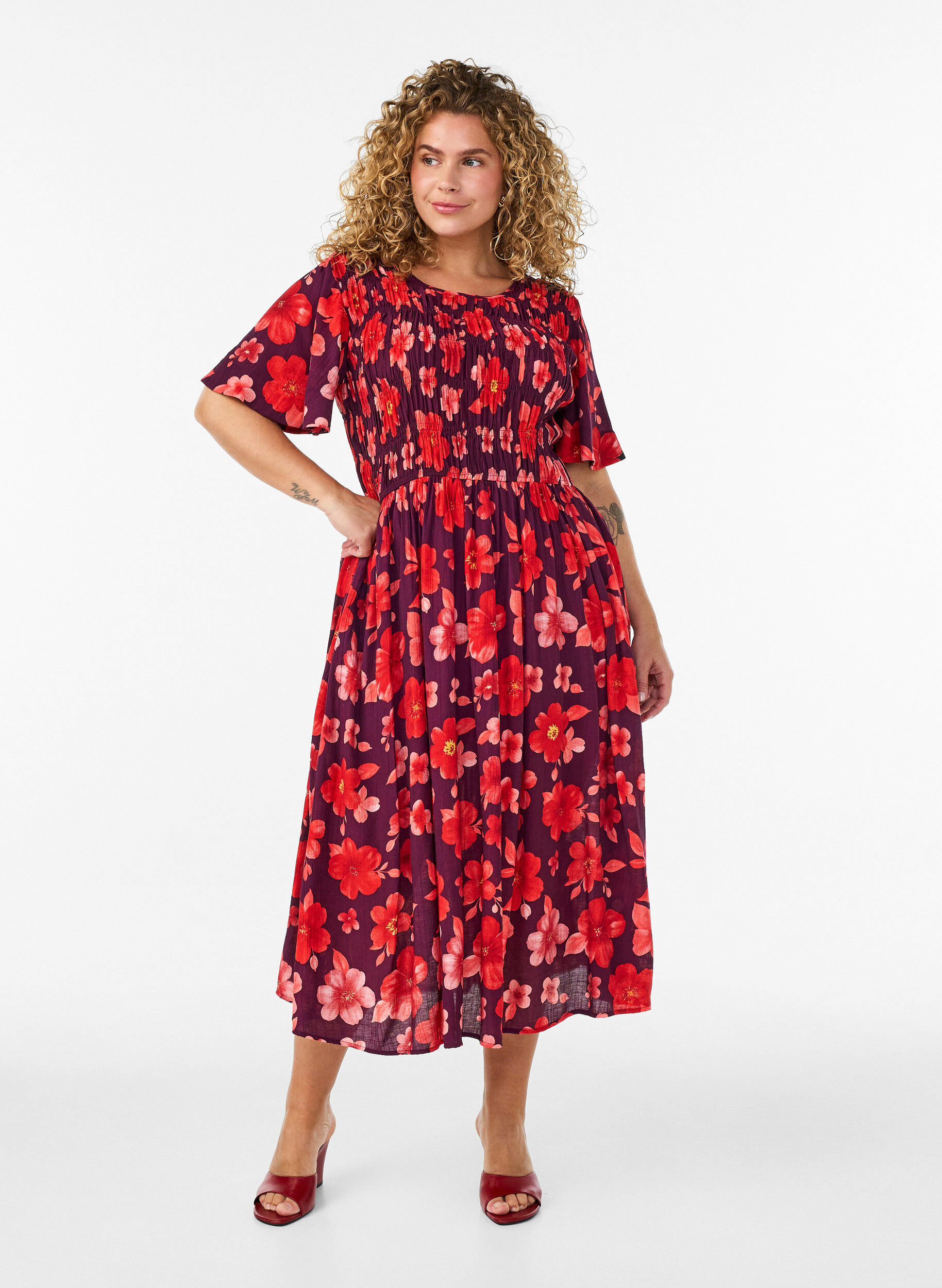 Kl&auml;nning med smock och blommigt m&ouml;nster, Lila, Model