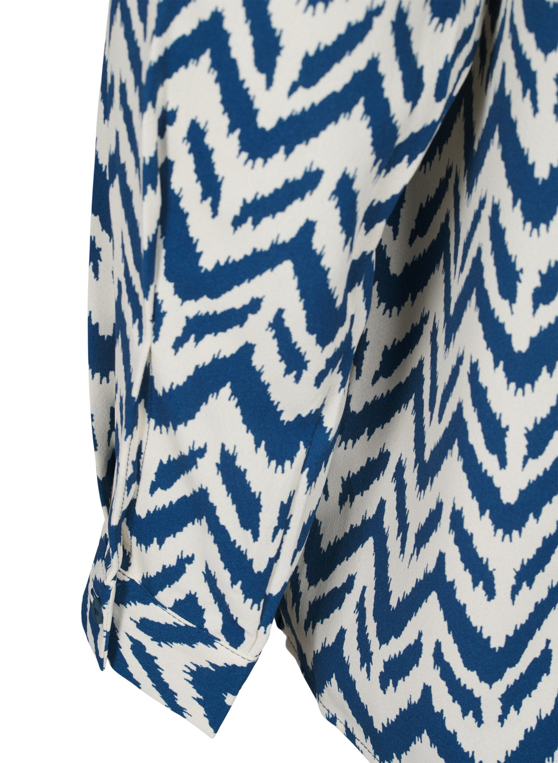 Zizzi L&aring;ng&auml;rmad skjortblus med V-ringning, OFF WHITE ZIG ZAG, Packshot image number 4
