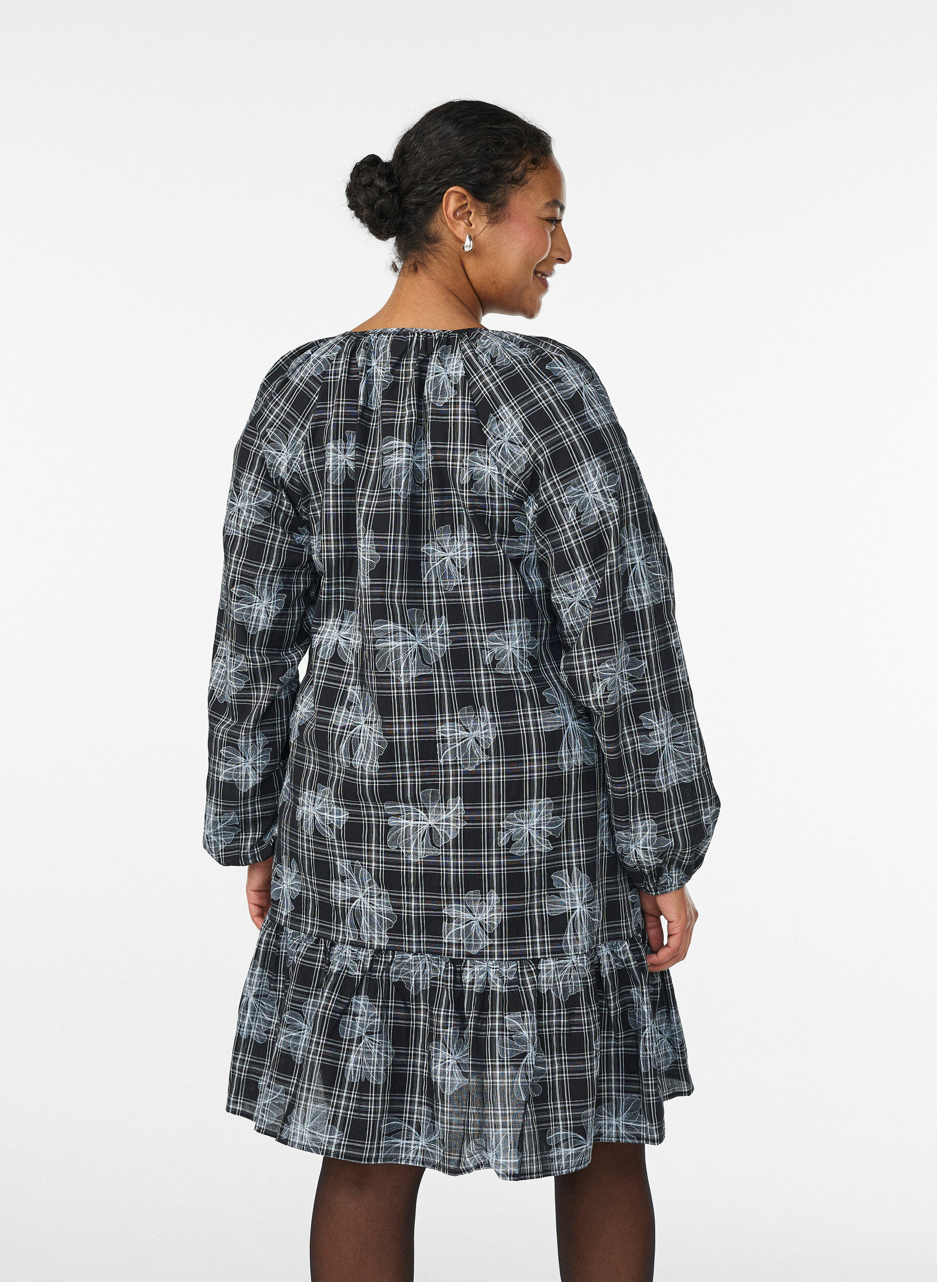 Zizzi Kort kl&auml;nning med rutigt och blommigt m&ouml;nster, Svart, Model image number 2