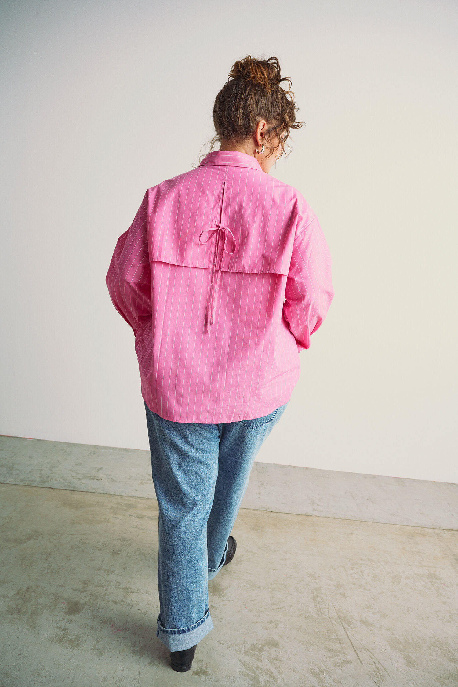 Zizzi Skjorta med slipsdetalj p&aring; ryggen, , Model