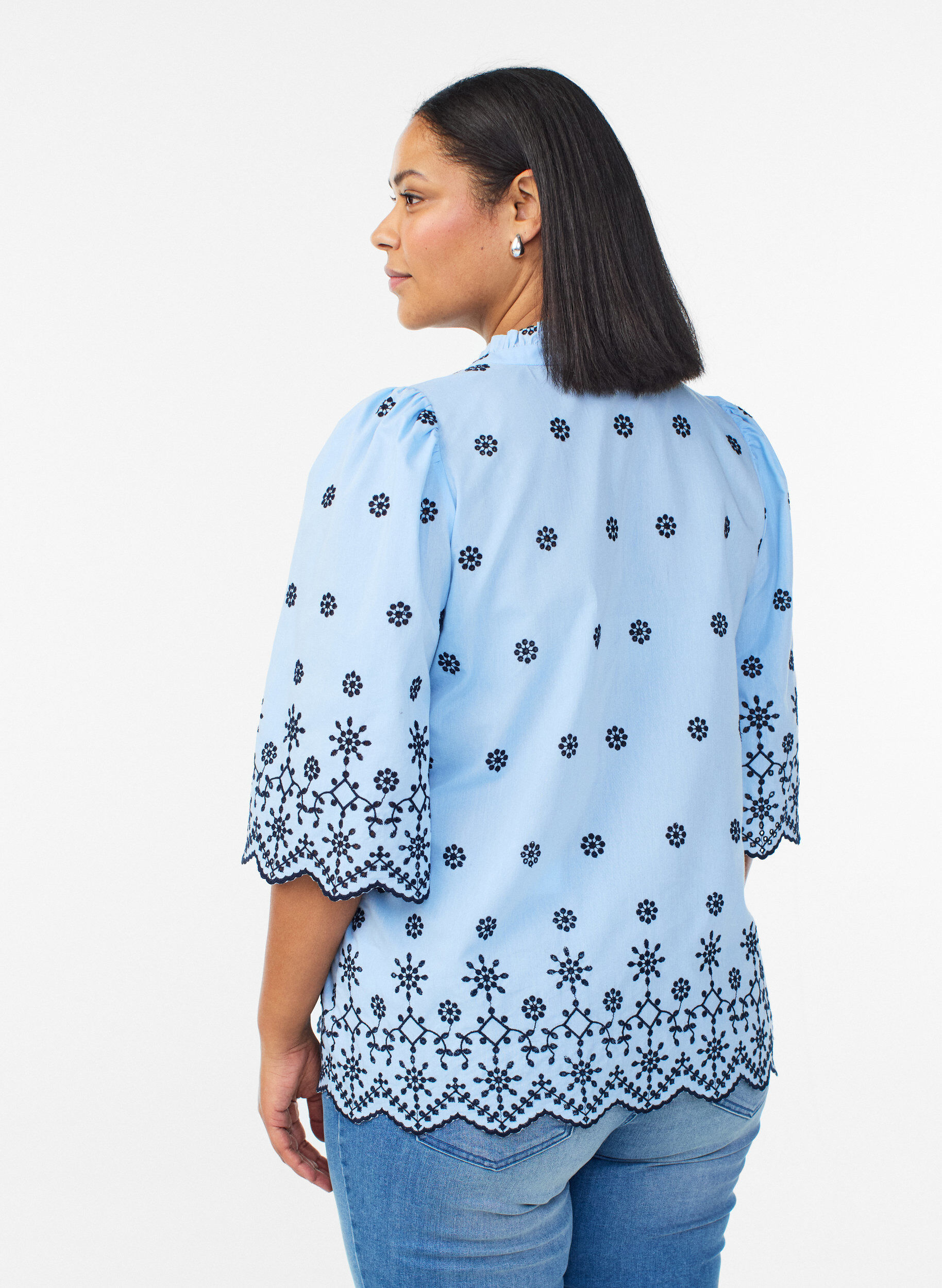 Zizzi Blus med 3/4-&auml;rm och broderat m&ouml;nster, Bl&aring;, Model image number 2