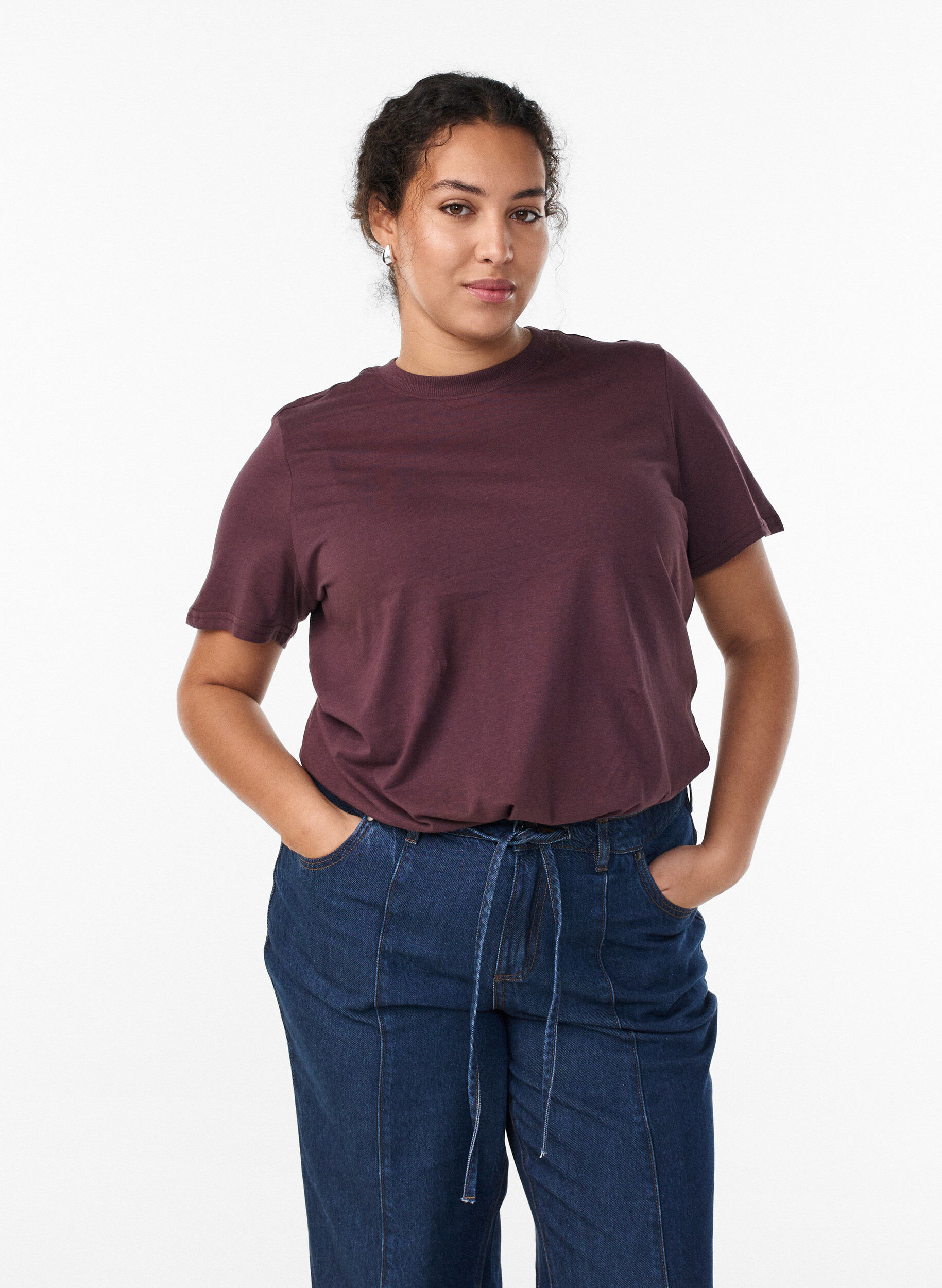 Enkel t-shirt i bomull med rund halsringning, M&ouml;rk Bordeaux, Model