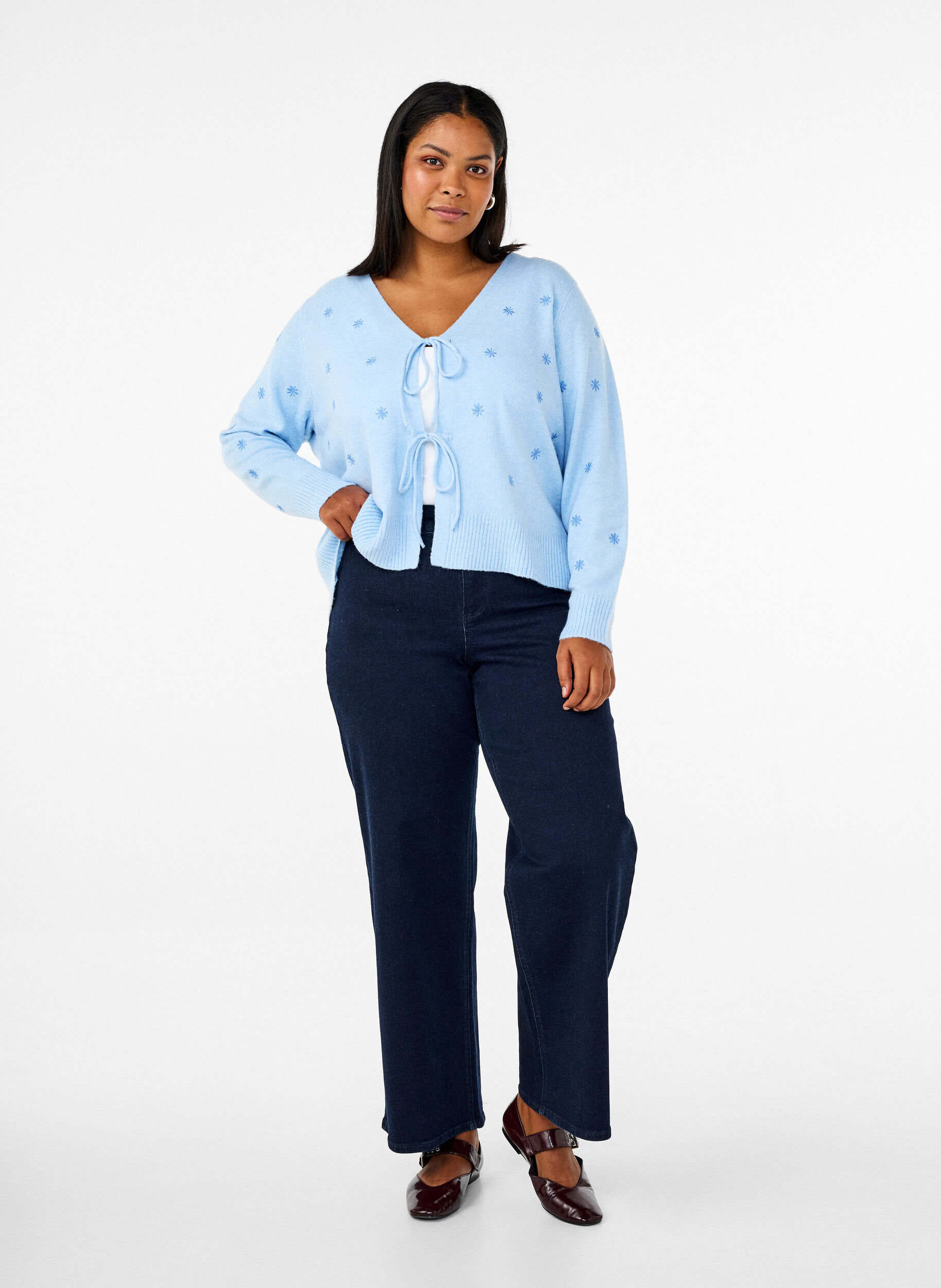 Zizzi Stickad kofta med knytdetaljer och broderi, Cashmere Blue Comb, Model image number 2