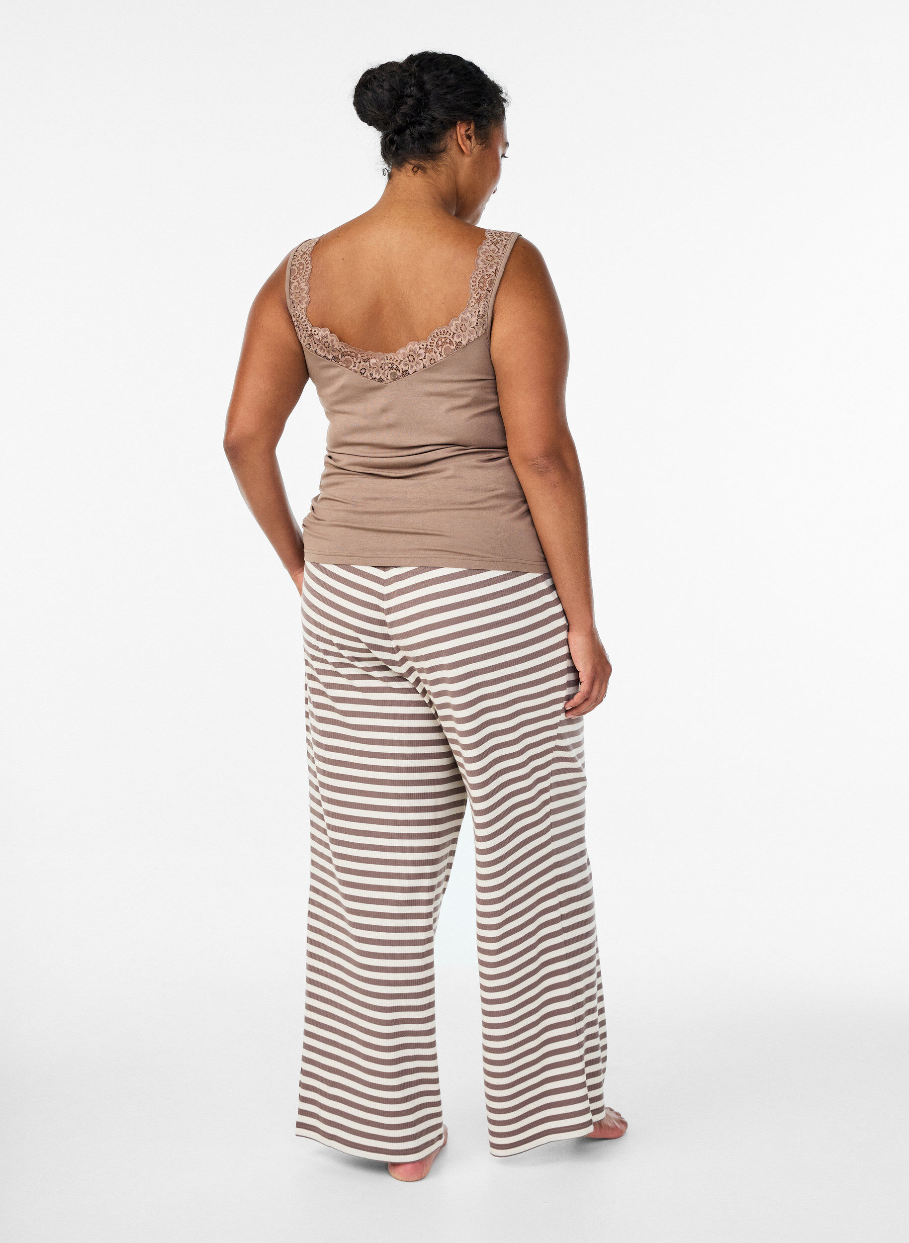 Zizzi Randiga pyjamasbyxor med h&ouml;g midja och vida ben, Beige, Model image number 1