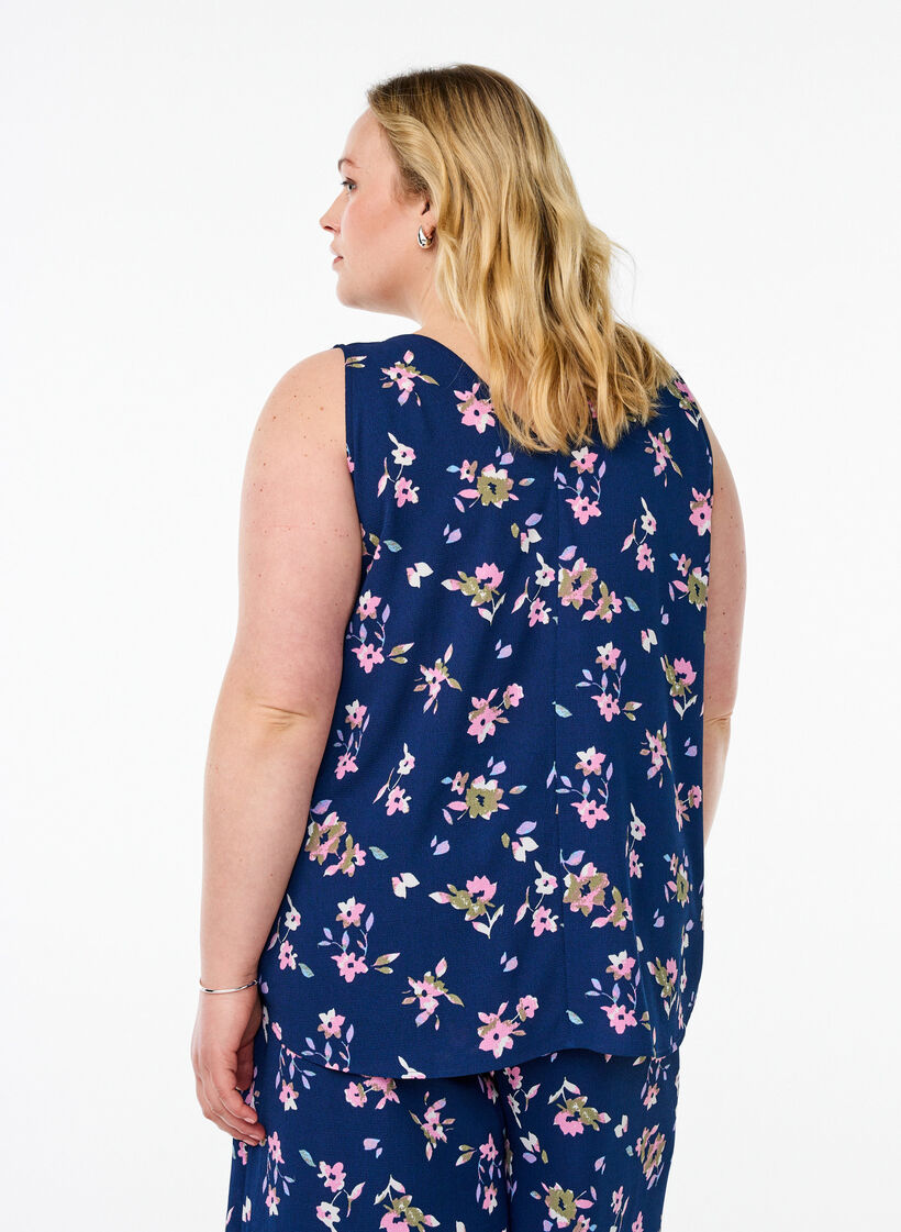 M&ouml;nstrad topp med v-ringning, Bl&aring;, Model image number 2