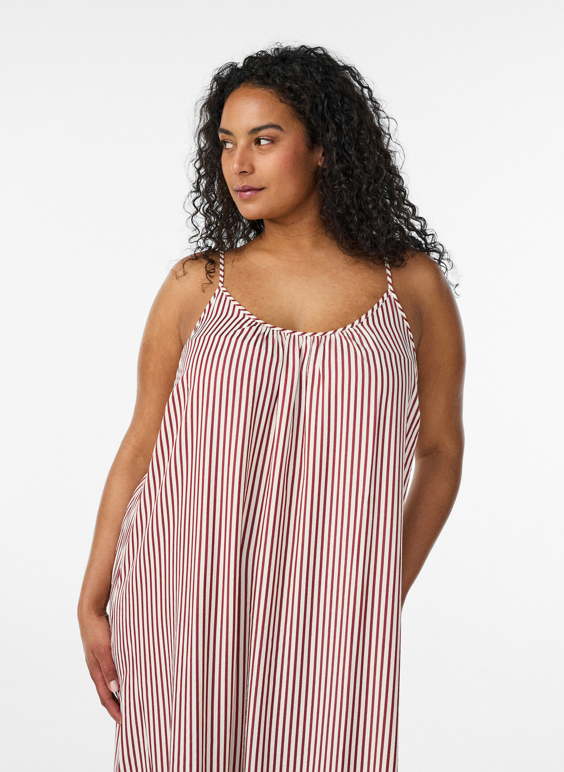 ZizziA-linjeformad sommarkl&auml;nning med r&auml;nder, R&ouml;d, Model image number 2