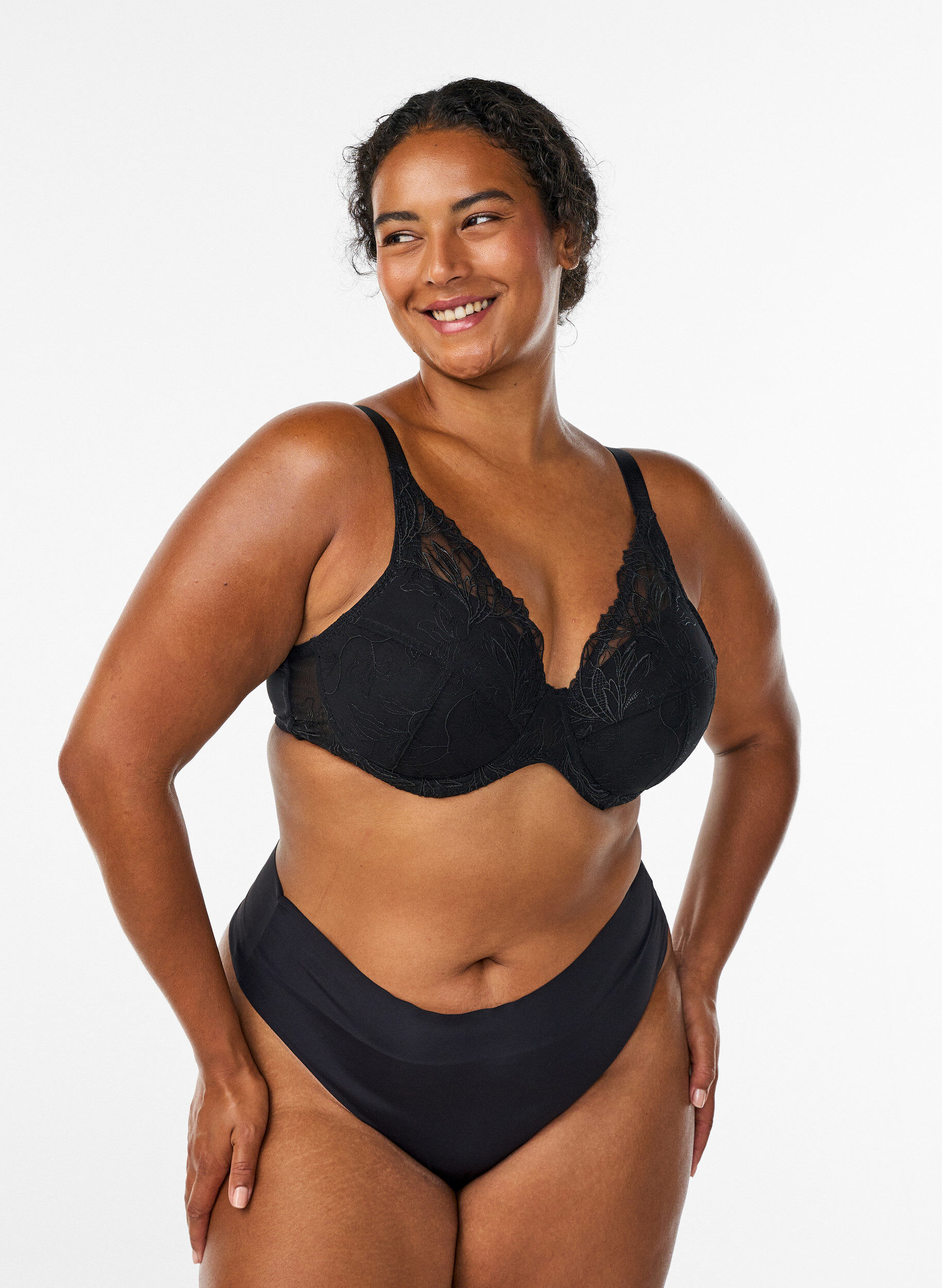 ZizziVadderad spets-BH med bygel, Svart, Model image number 1