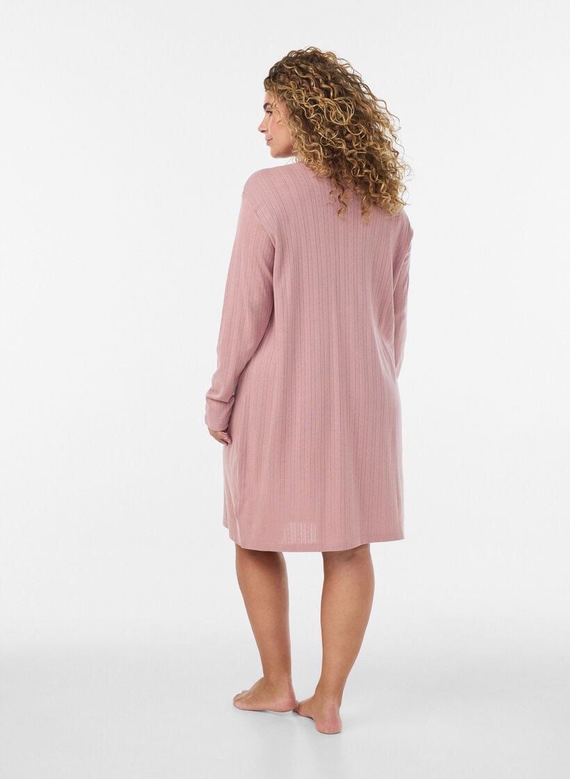 Nattlinne i ekologisk bomull med h&aring;lbroderi, Rosa, Model image number 2