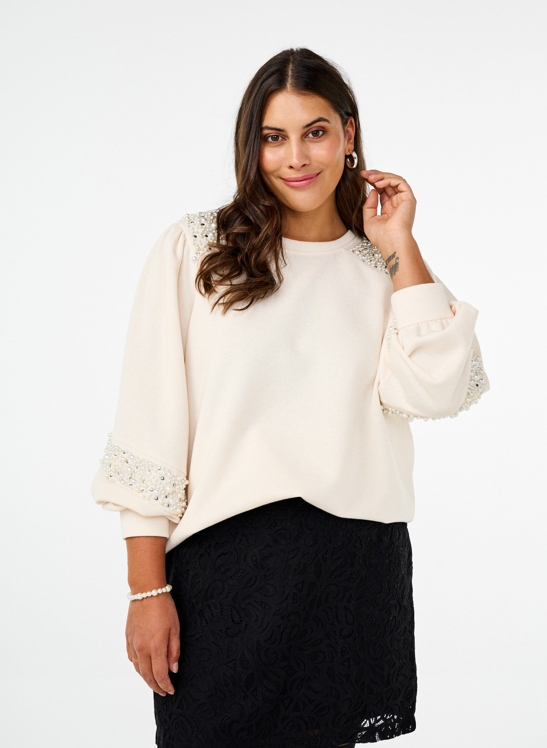 Zizzi Sweatshirt med p&auml;rldetaljer, Buttercream, Model image number 0