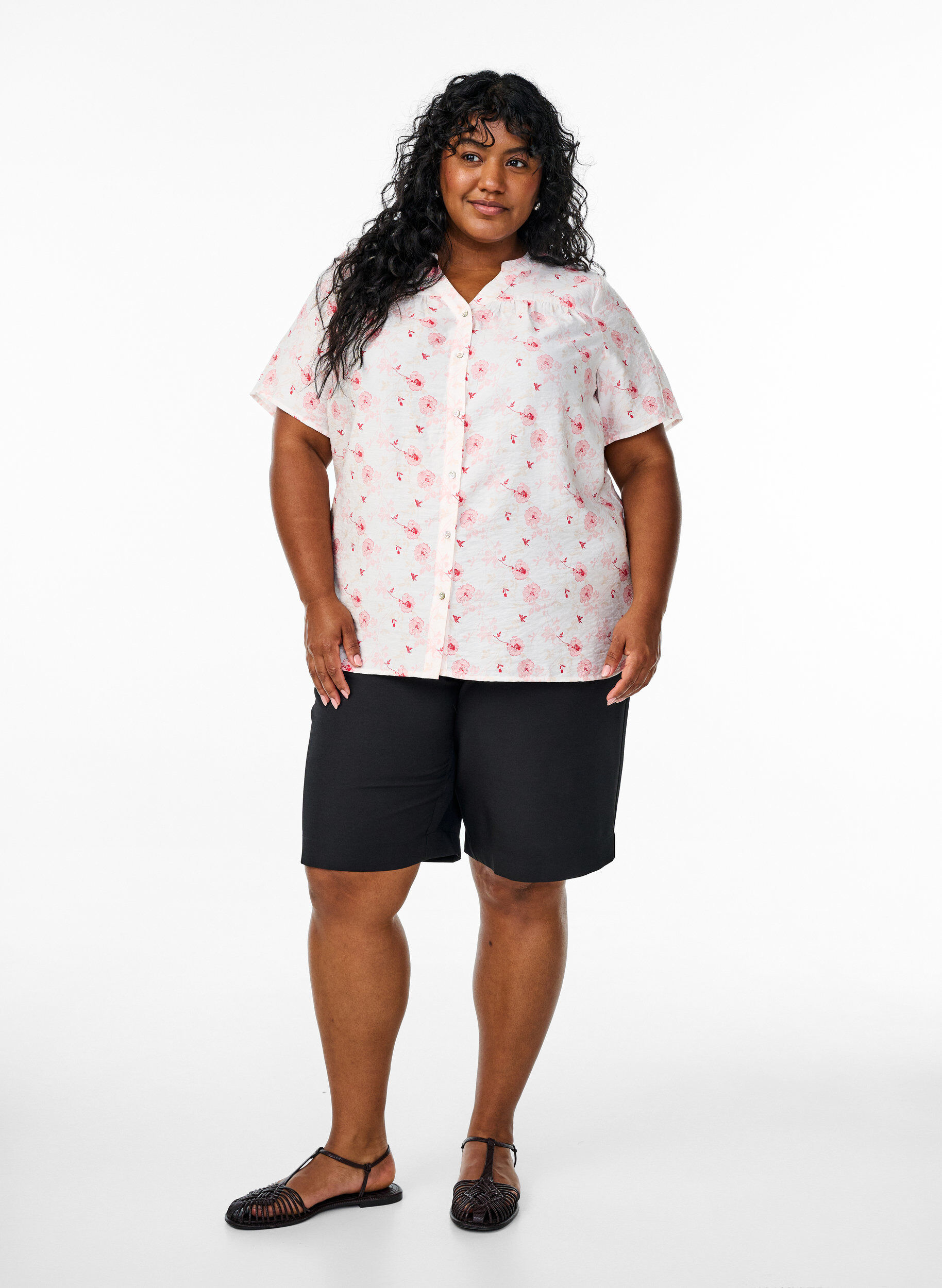 Zizzi Skjortblus med korta &auml;rmar och blomm&ouml;nster, Rosa, Model image number 1