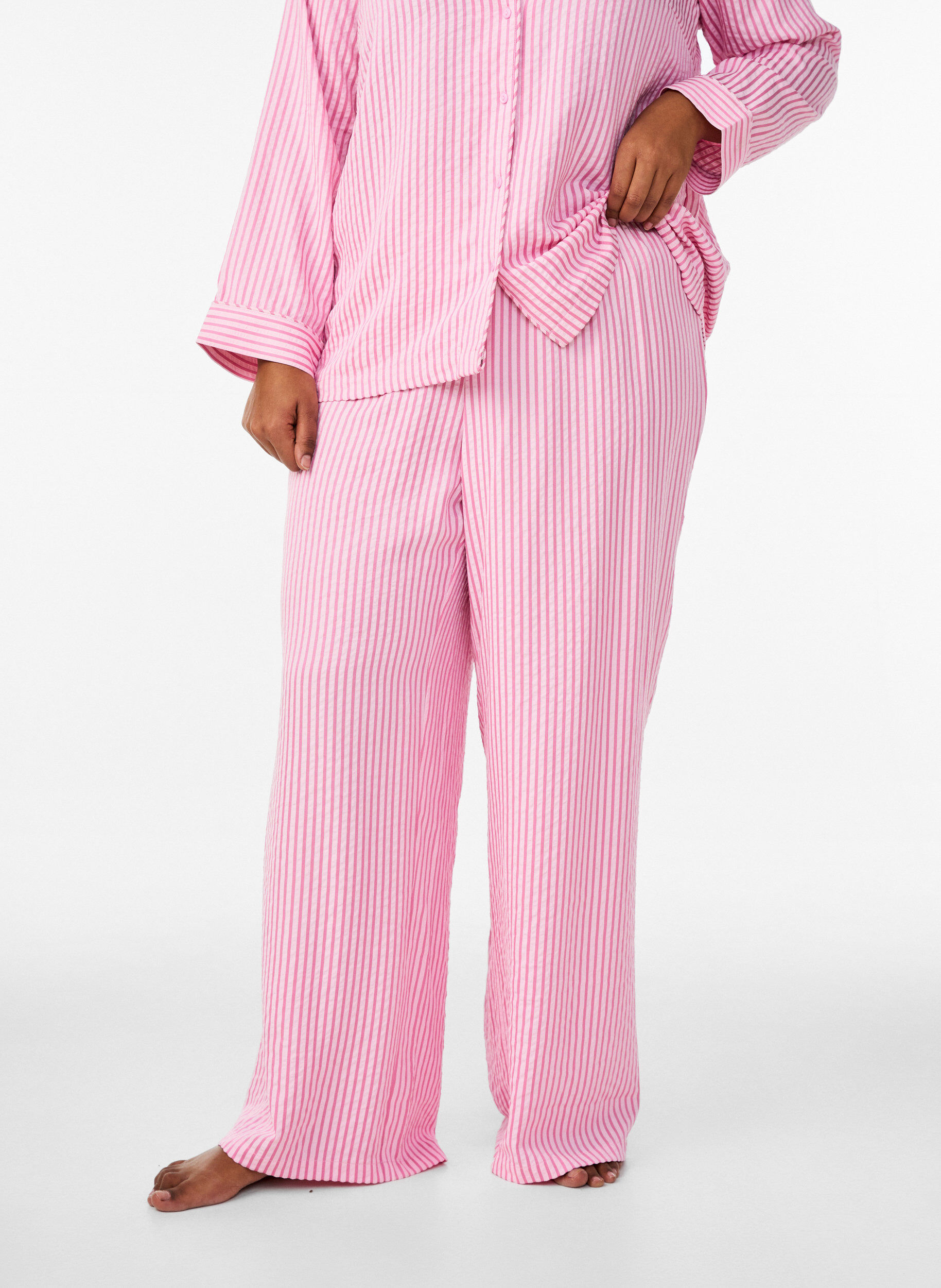 Zizzi L&ouml;sa pyjamasbyxor i seersucker med h&ouml;g midja, Rosa, Model image number 2