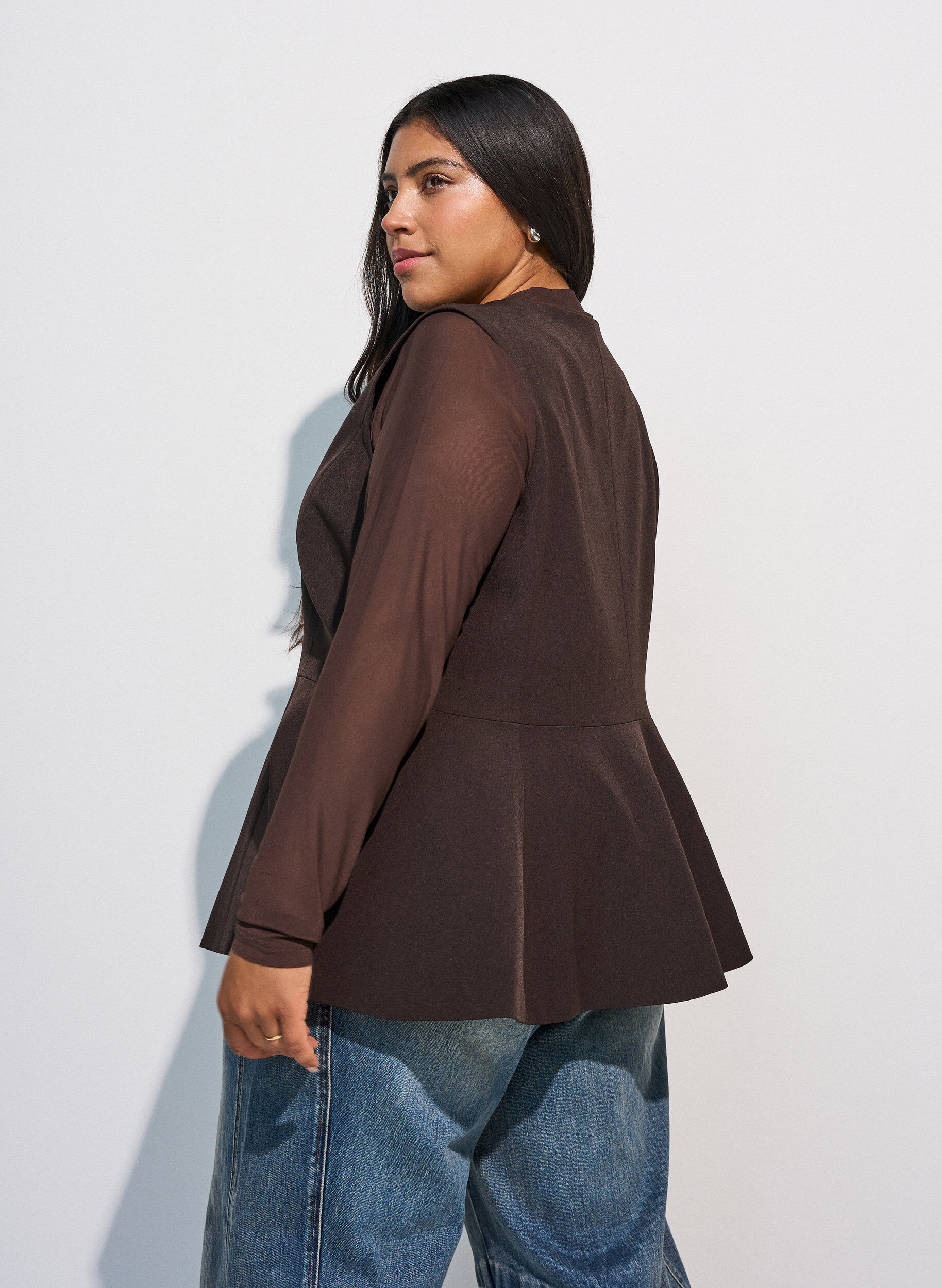 ZizziKritstrecksrandig v&auml;st med peplum, Brun, Model image number 2