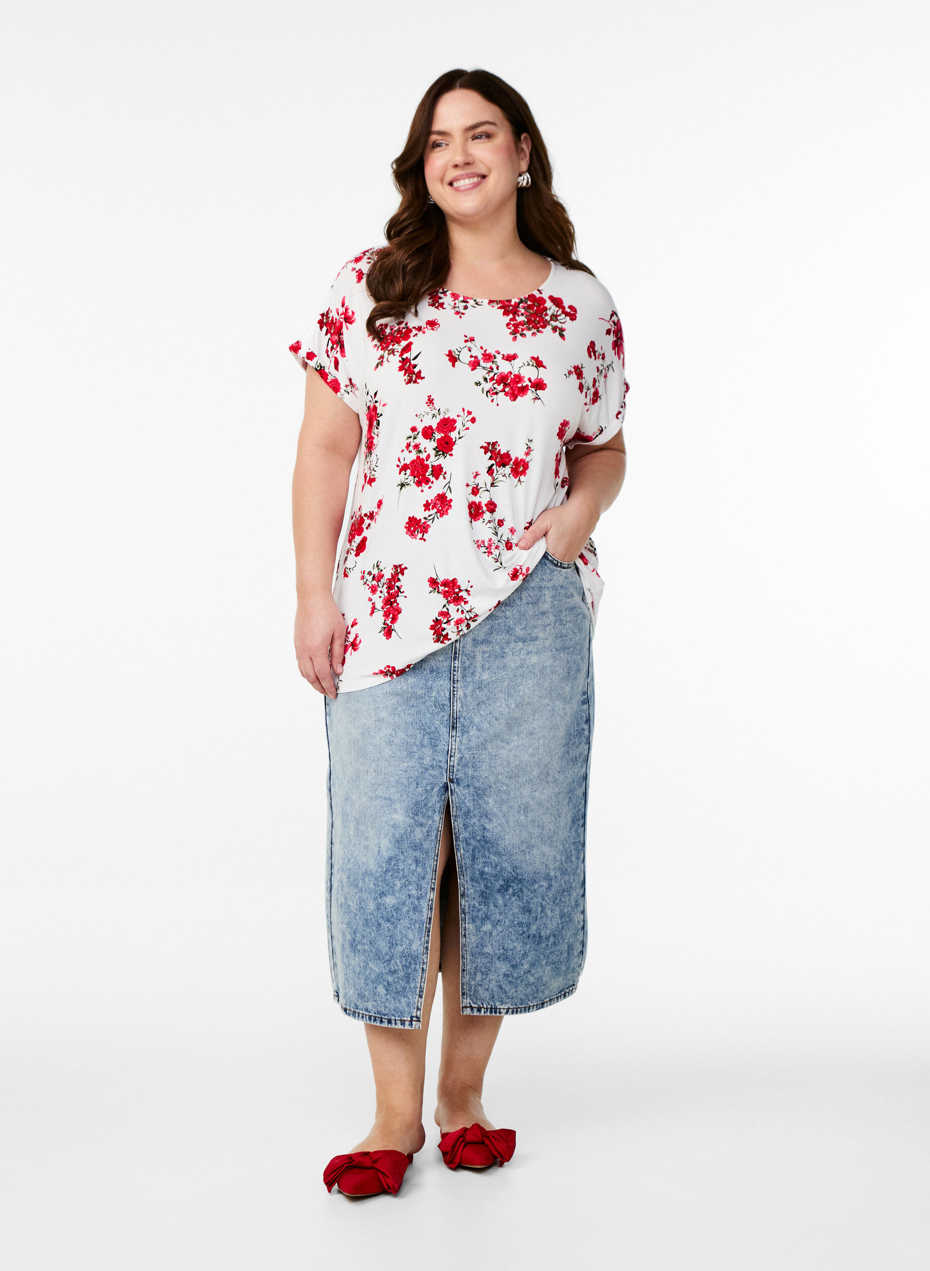 Zizzi T-shirt med blommigt tryck, R&ouml;d, Model image number 1