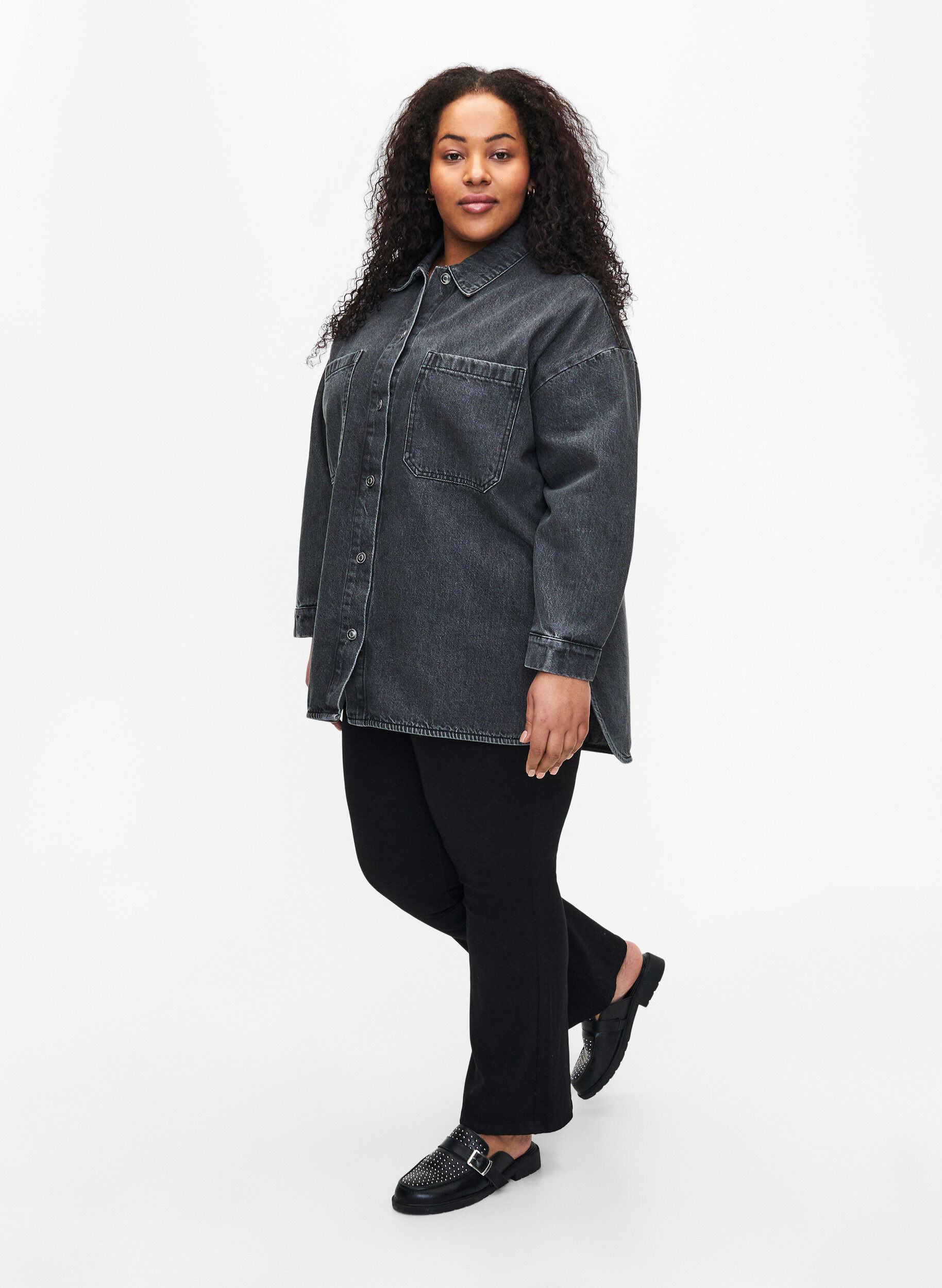 Zizzi L&ouml;st sittande denimjacka med knappar, Grey Denim, Model image number 2