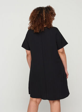 Kortärmad viskosklänning med fickor, Black, Model image number 1