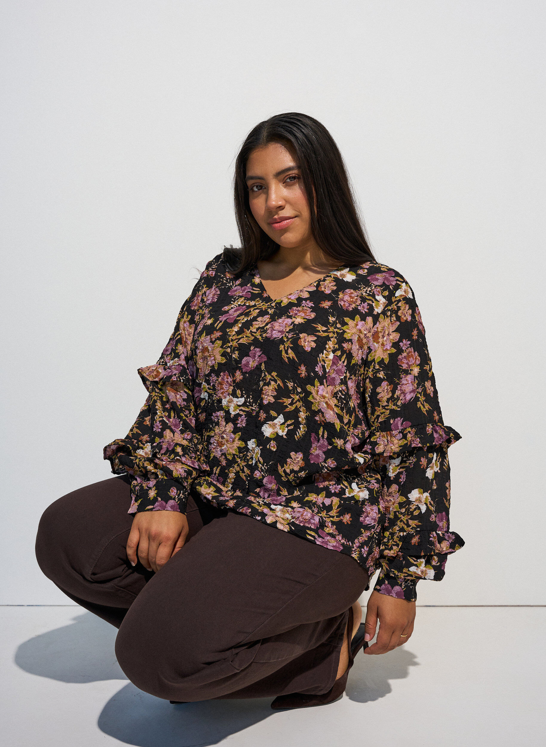 ZizziBlus med blomsterm&ouml;nster och volangdetaljer, Svart, Model image number 0
