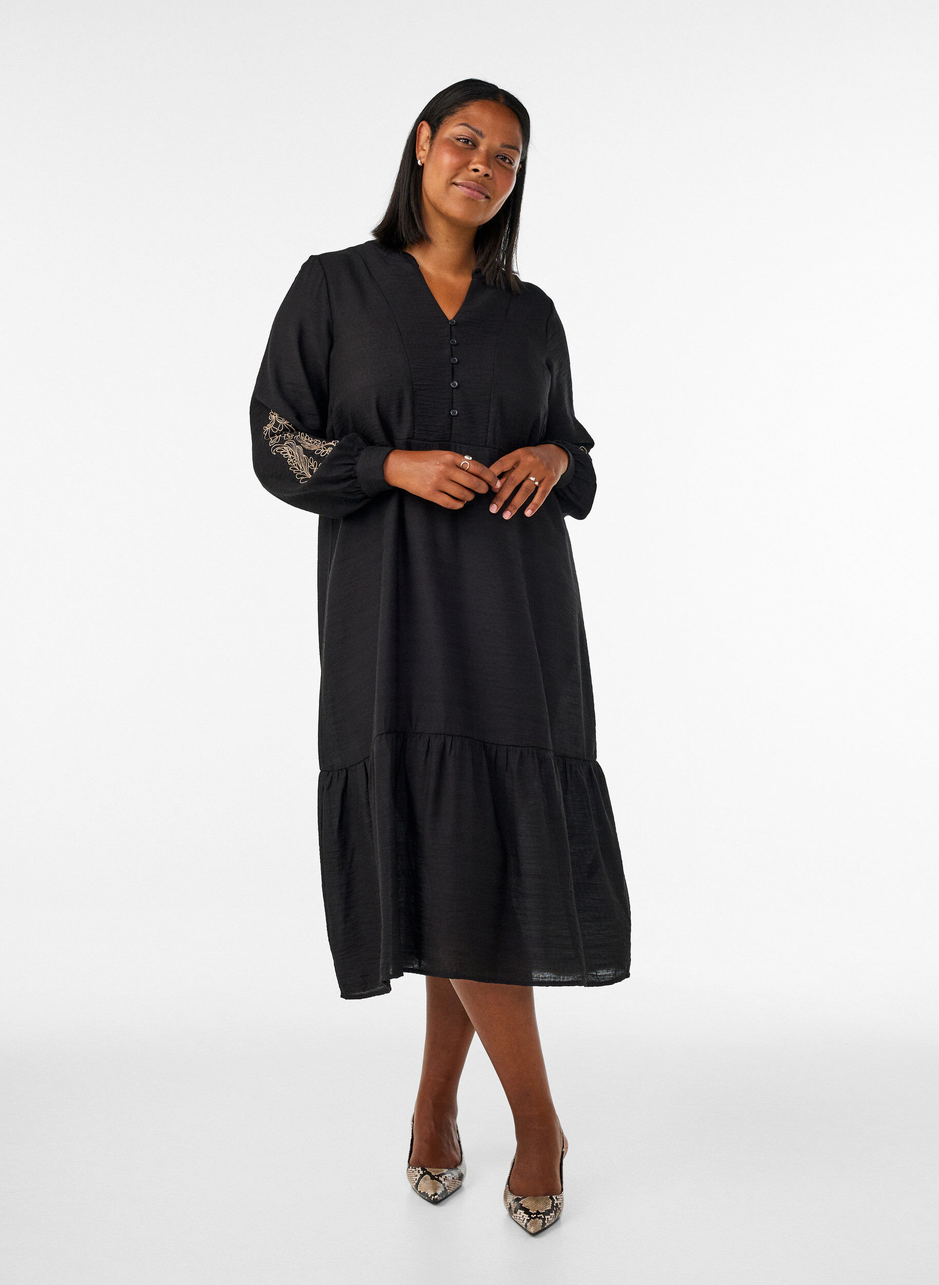 ZizziKl&auml;nning i viskos med broderi och volanger i lager, Svart, Model image number 0