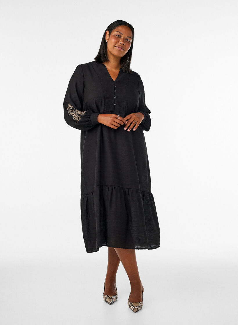 Kl&auml;nning i viskos med broderi och volanger i lager, Svart, Model image number 0
