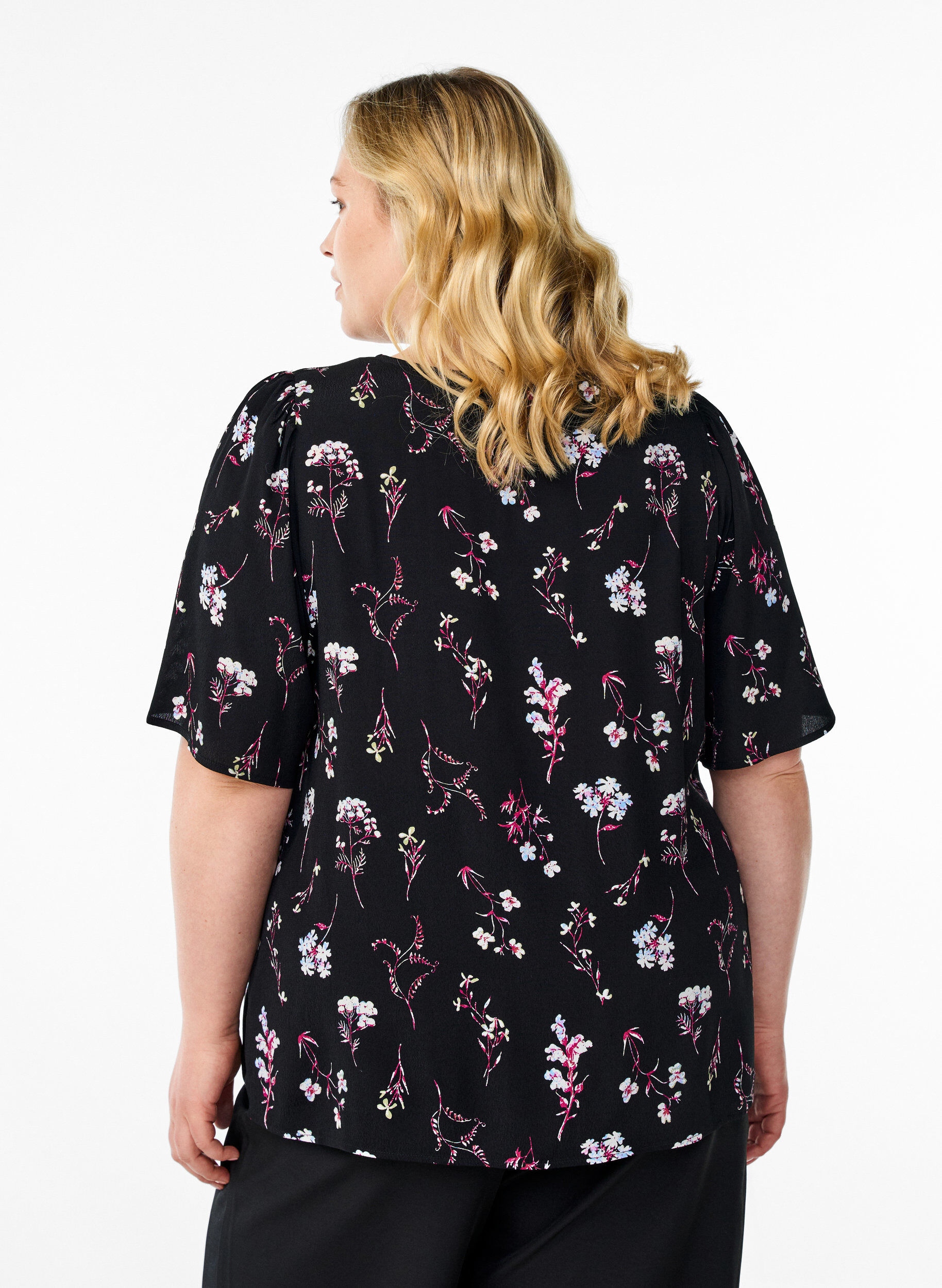 ZizziBlommig blus med korta &auml;rmar, Svart, Model image number 2