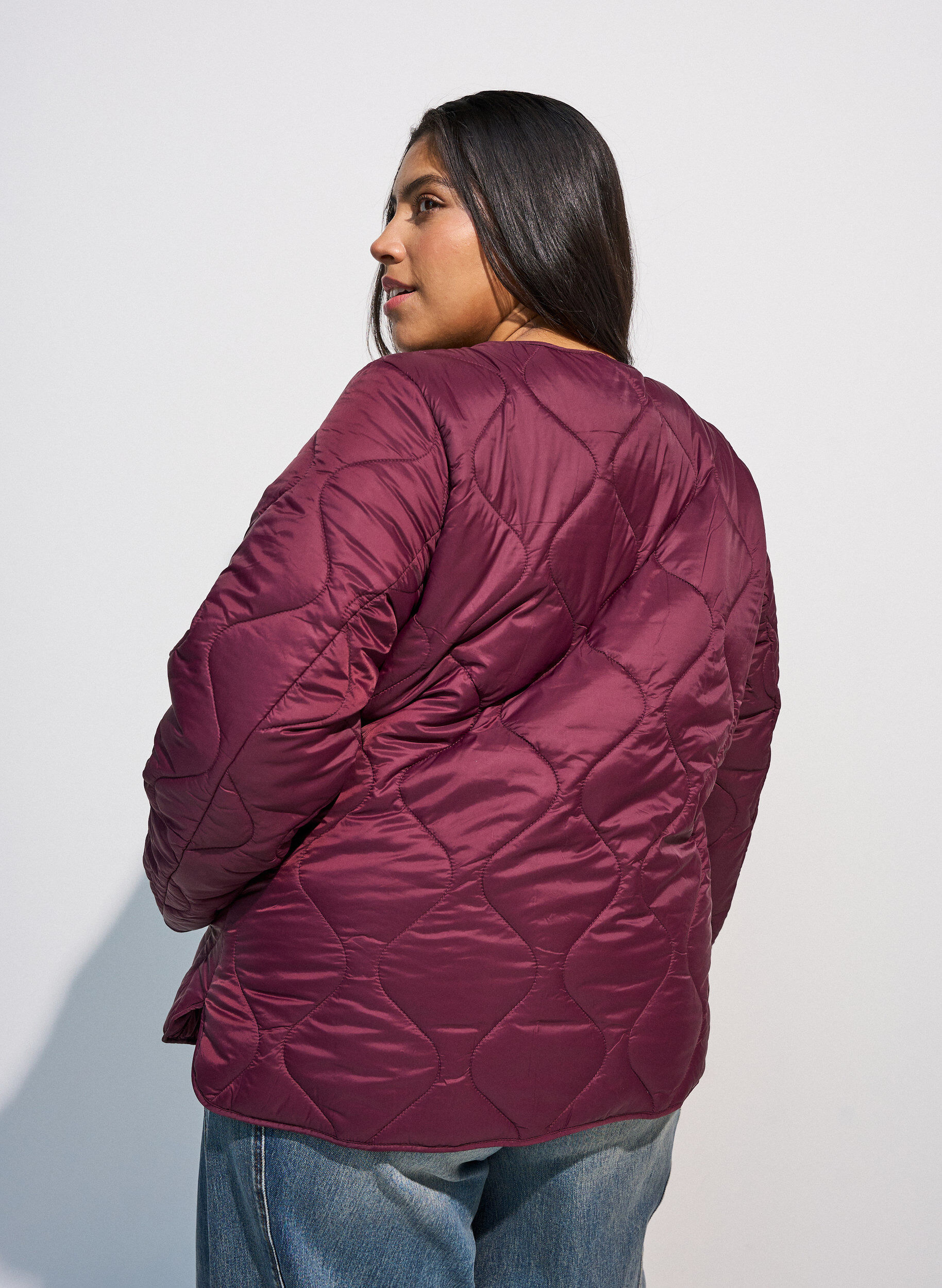 ZizziQuiltad jacka med tryckknappar och rund hals, M&ouml;rk Bordeaux, Model image number 2