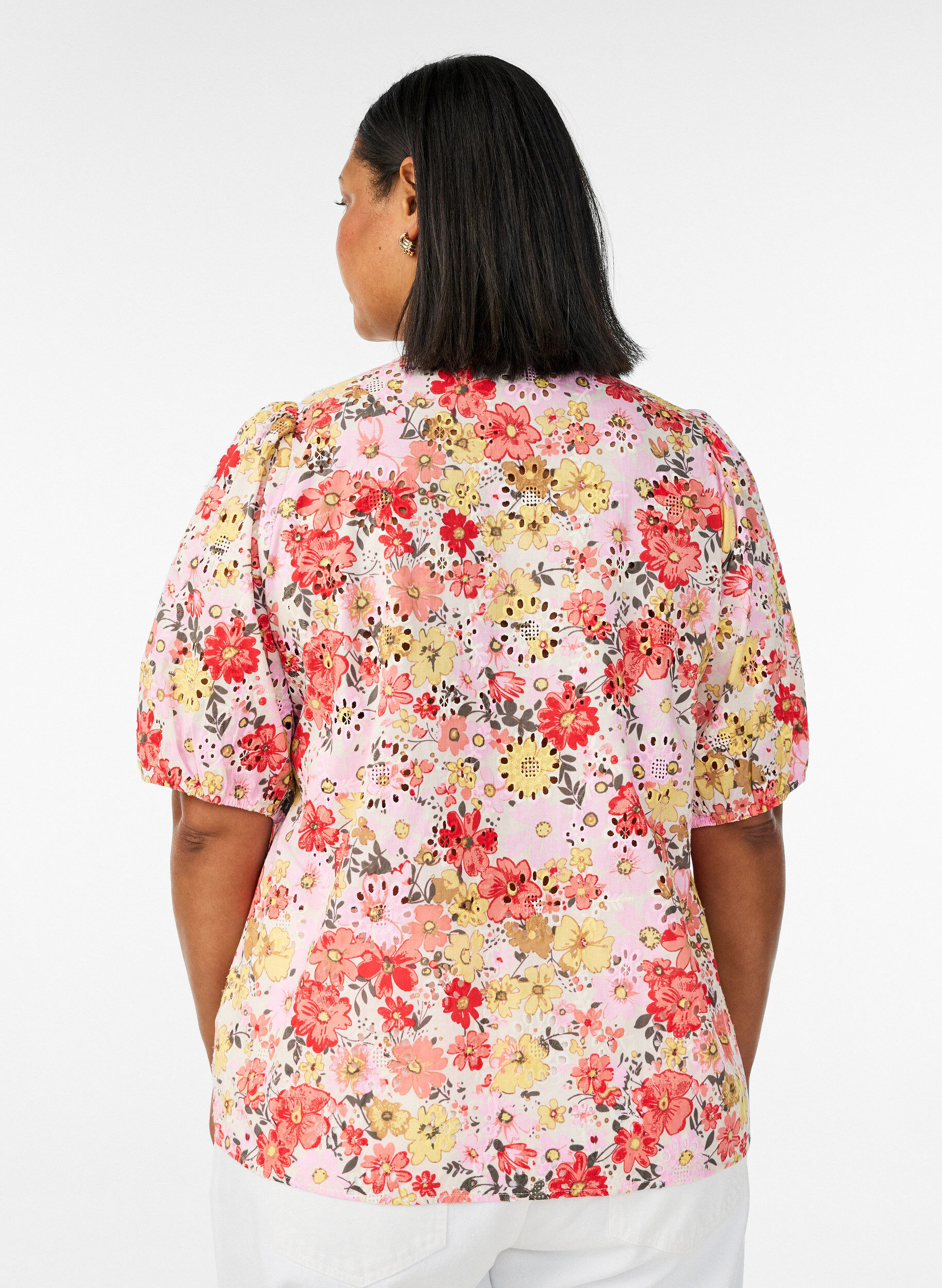 ZizziBlommig blus med h&aring;lbroderi och V-ringning, Rosa, Model image number 2
