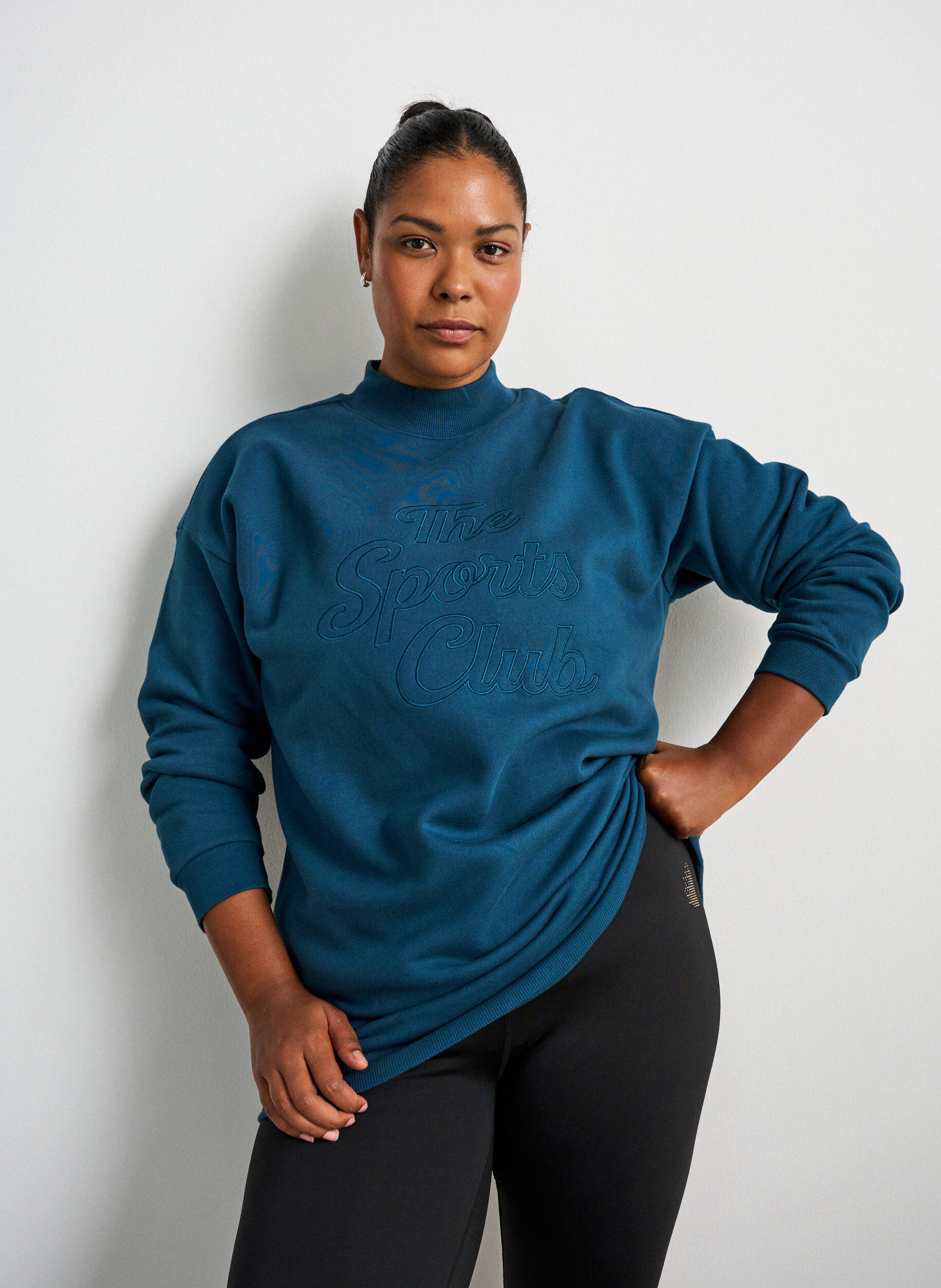 ZizziL&aring;ng sweatshirt med h&ouml;g krage och broderad text, Bl&aring;, Model image number 0