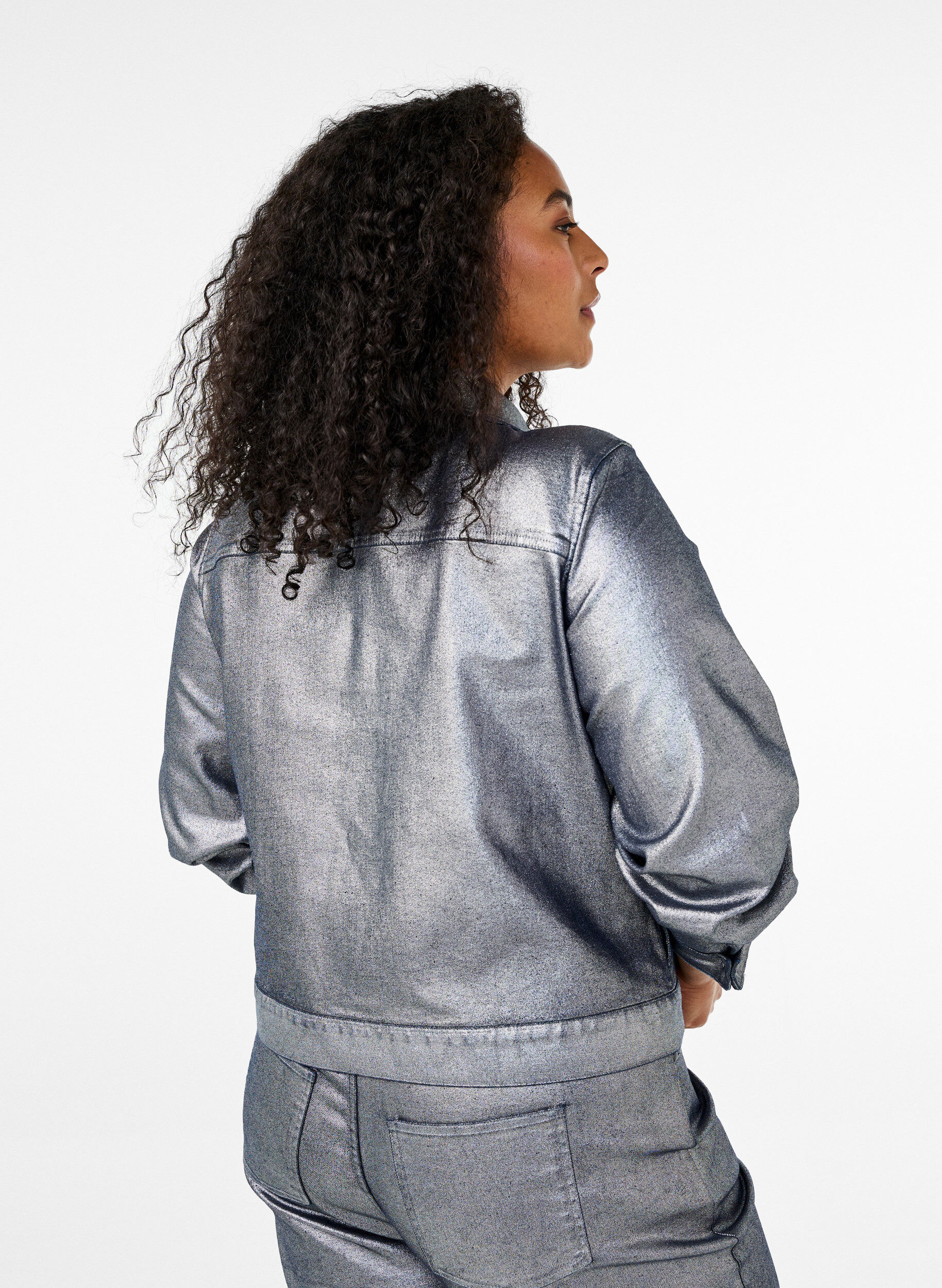 Zizzi Kort jeansjacka med silverf&auml;rg, Gun Silver, Model image number 1